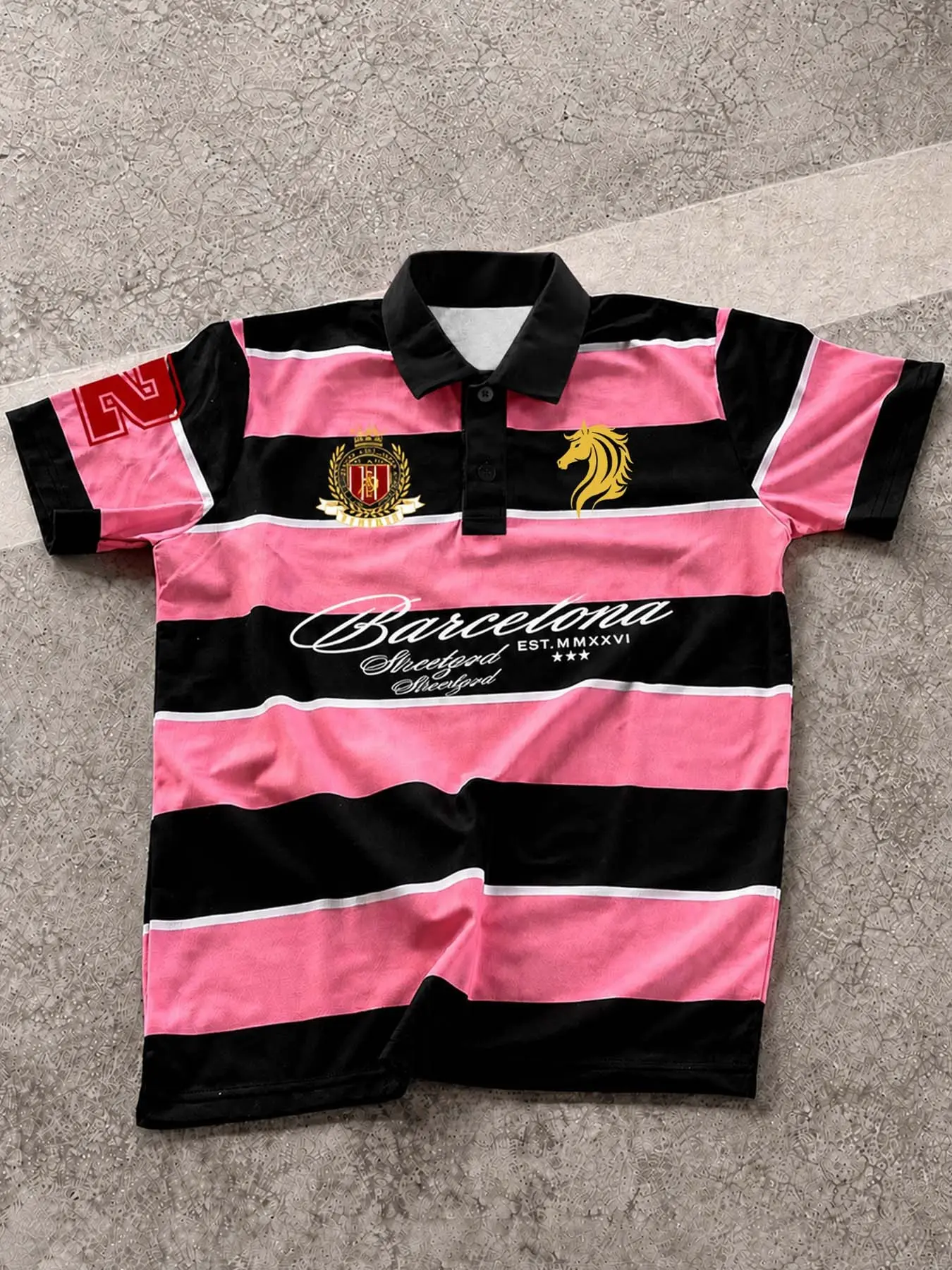 Men's Retro Pink and Black Striped Polo Shirt, College-style, "Barcelona" Letter Print, Soft and Breathable Fabric, Summer Street Short Sleeve Top, Loose-Fitting Everyday Wear, Perfect Choice for Skateboarding