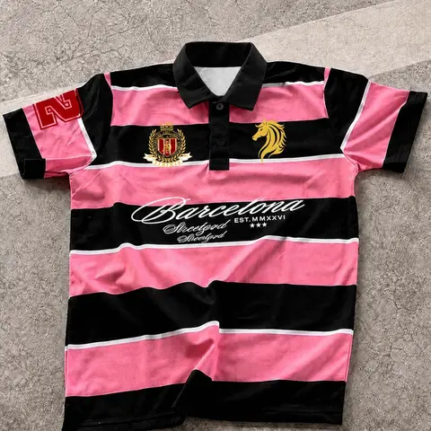 Men's Retro Pink and Black Striped Printed Polo Shirt, College-style, "Barcelona" Letter Print, Soft and Breathable Fabric, Summer Street Short Sleeve Top, Loose-Fitting Everyday Wear, Perfect Choice for Skateboarding