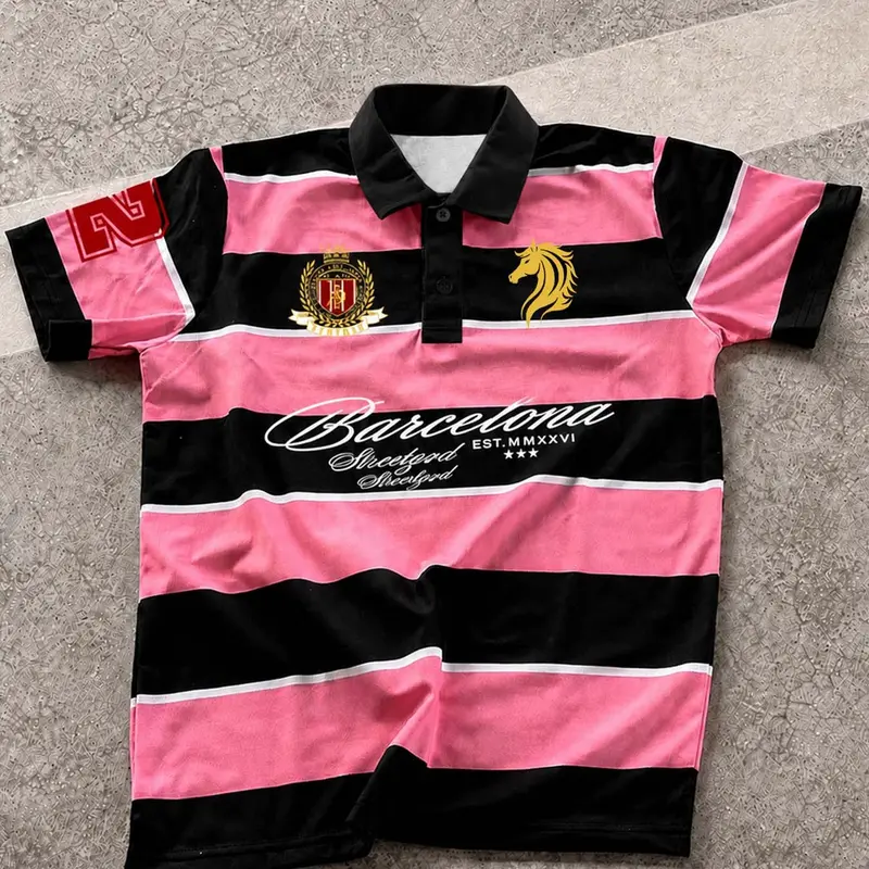 Men's Retro Pink and Black Striped Printed Polo Shirt, College-style, "Barcelona" Letter Print, Soft and Breathable Fabric, Summer Street Short Sleeve Top, Loose-Fitting Everyday Wear, Perfect Choice for Skateboarding