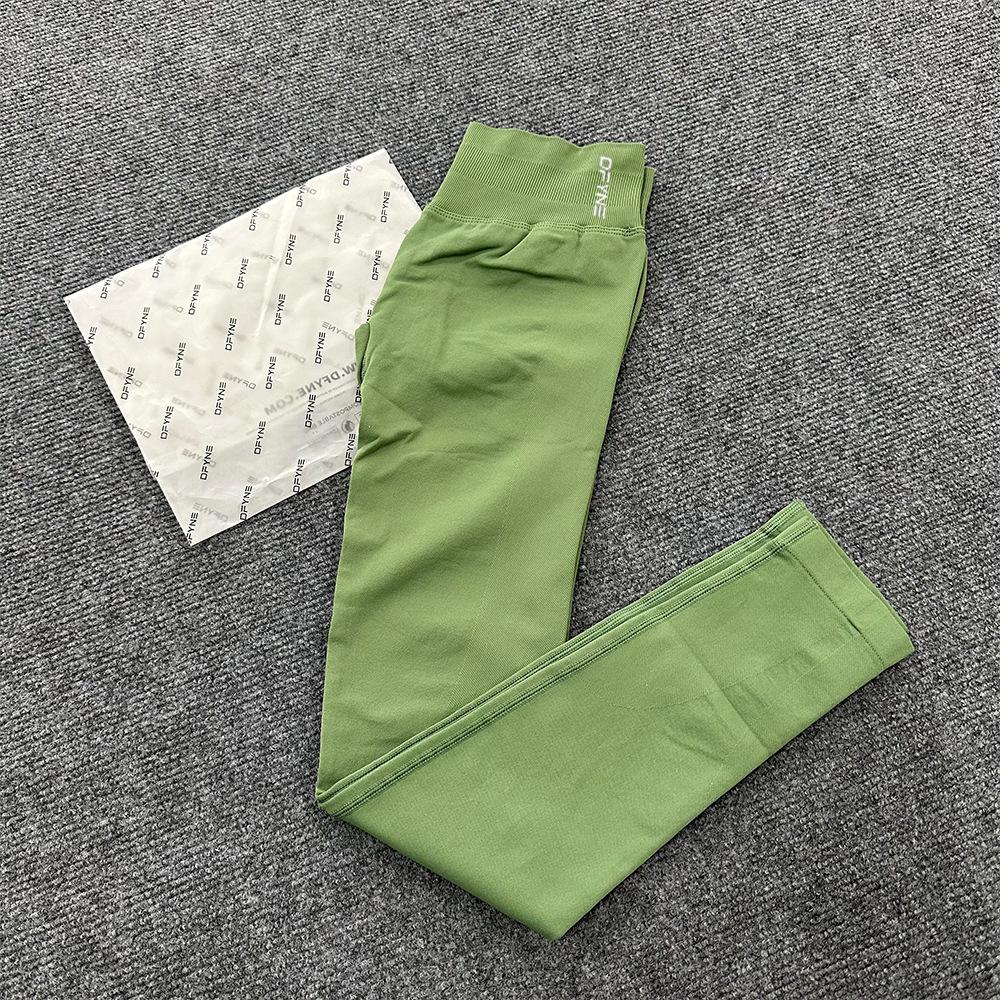 DFYNE's best-selling high-waisted, hip-lifting yoga pants, quick-drying running and training leggings, and bare-skin feel sports leggings are essential for spring and summer.