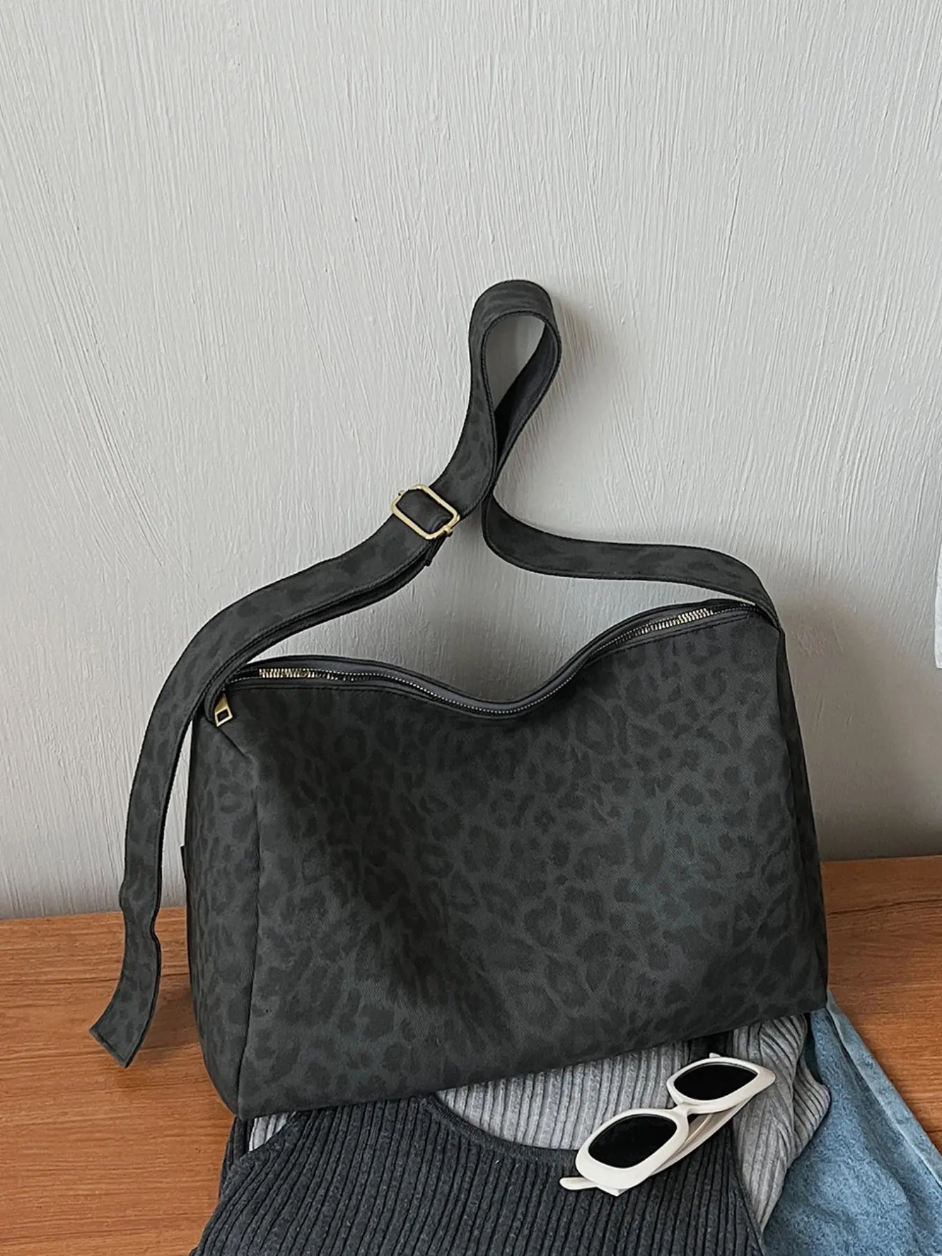 Women's Large Capacity Crossbody Bag, Sporty Casual Fitness Backpack, Lightweight Leopard Print Shoulder Bag, Everyday Crossbody Bag, Ideal for Daily Commute & Outdoor Activities