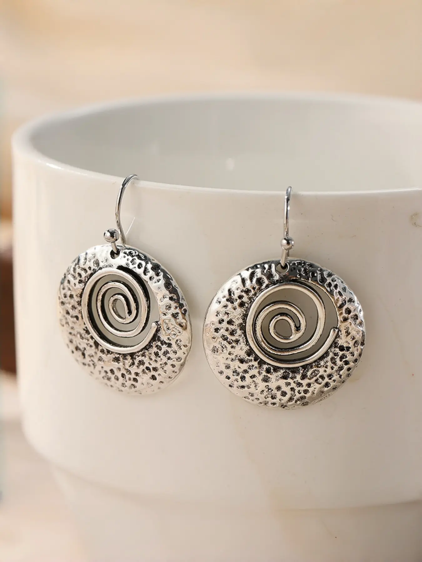 Vintage Hammered Disc Spiral Dangle Earrings Antique Silver Tribal Swirl Round Circle Shape Drop Earrings Bohemian Women Jewelry Gift Dangling Earrings
