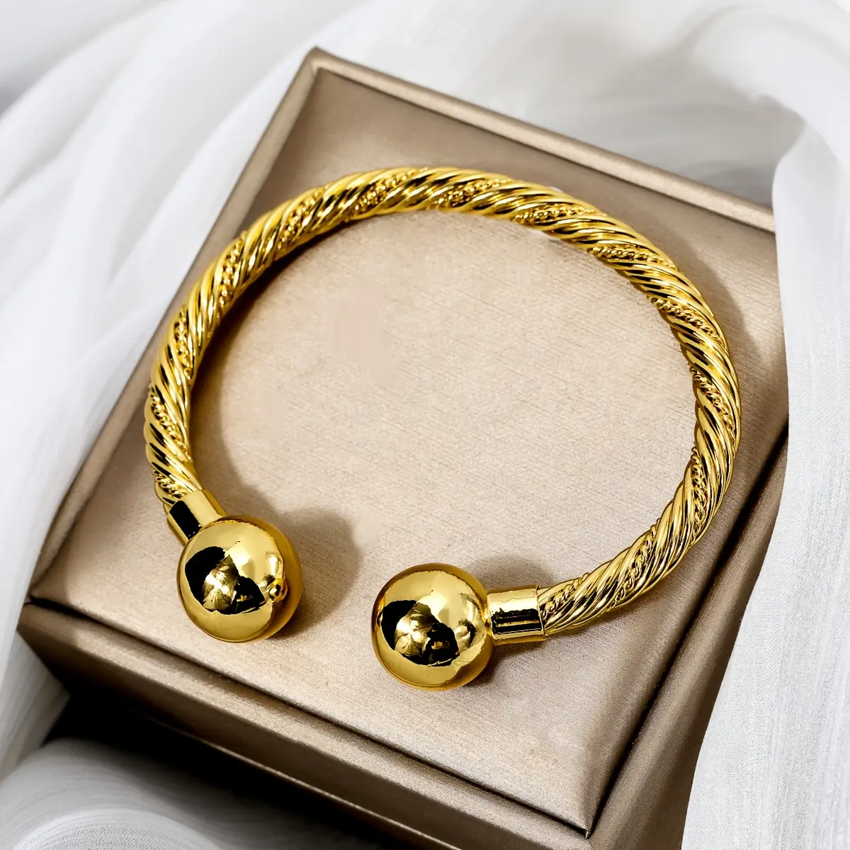1pc Exquisite and Stylish Twisted Open Copper Bangle Bangle Bangle Bracelet for Men and Women, Jewelry for Daily Wear and Parties