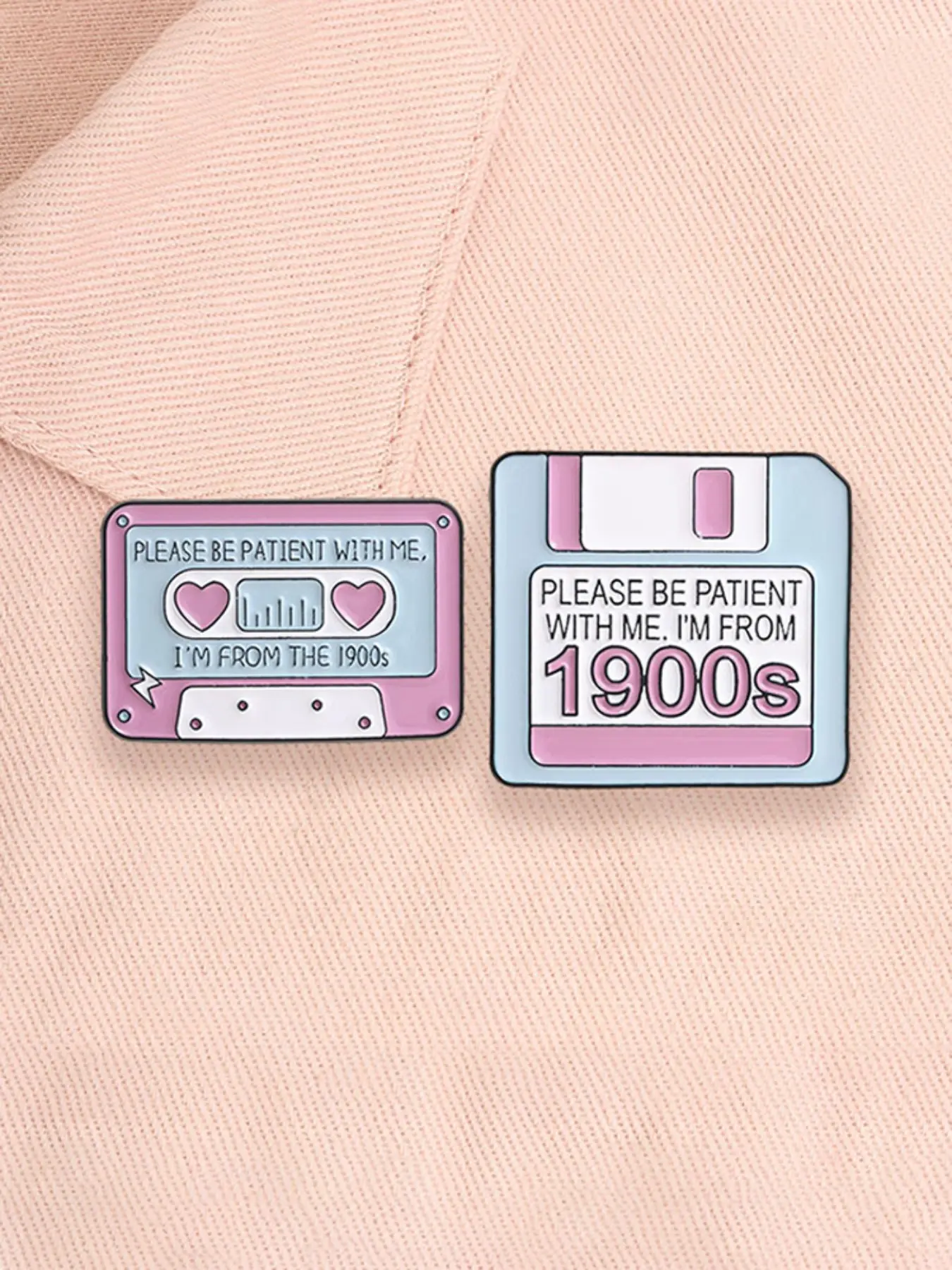 2pcs/set Retro Cassette Tape Floppy Disk Enamel Boutonniere Pins I'm From The 1900s 80s 90s Nostalgic Alloy Brooches Lapel Backpack Clothing Decor Badge Fashion Jewelry Accessories Gifts for Friends