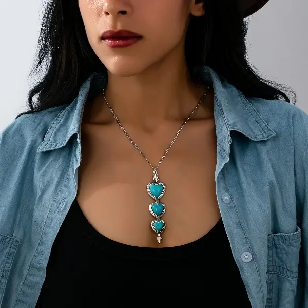 A classical Western-style heart-shaped natural turquoise arrowhead pendant necklace for women, perfect for everyday wear and gift-giving, suitable for all seasons.