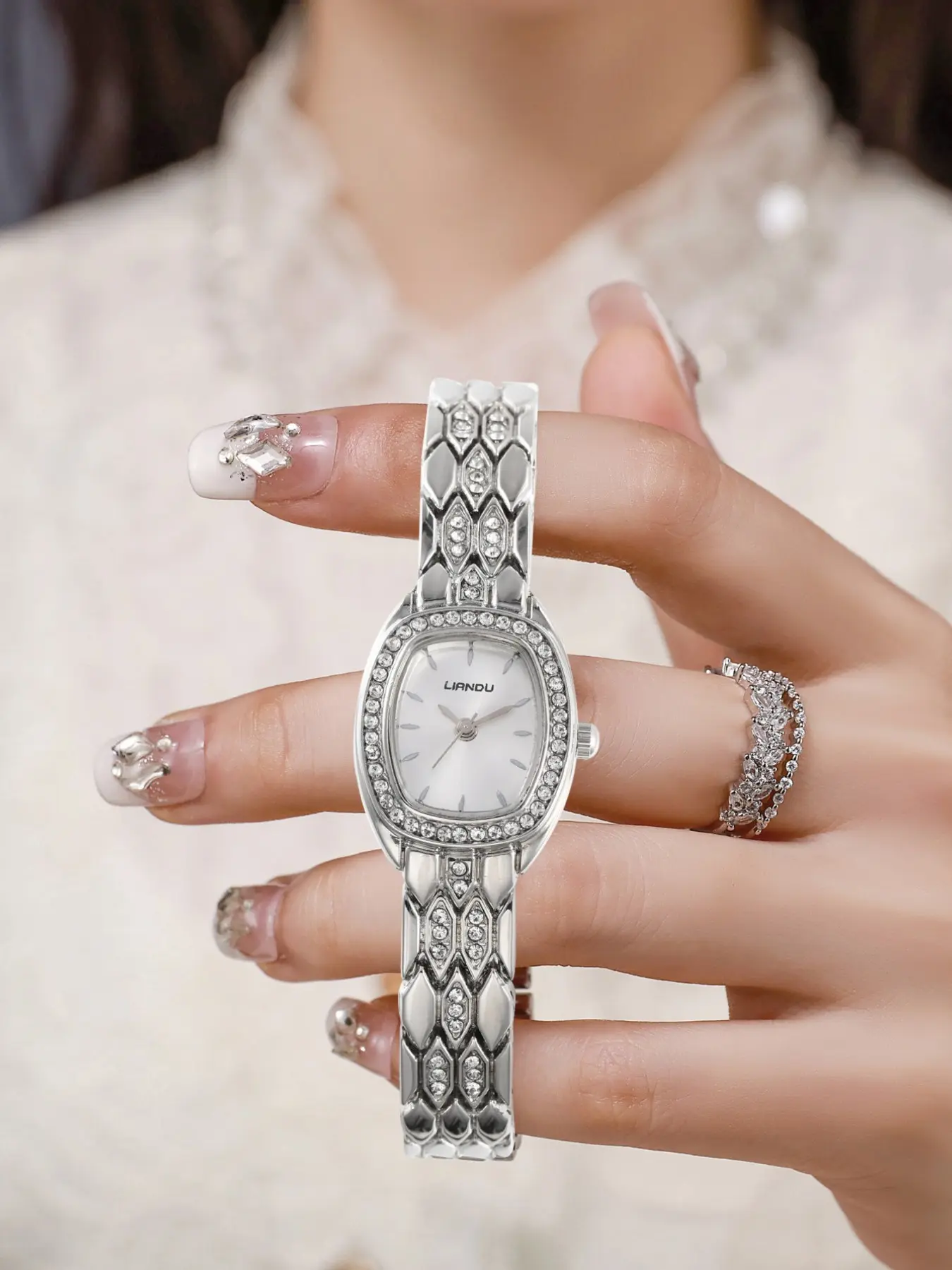 1 women's quartz watch, fashionable and suitable for daily wear, elegant and luxurious business style women's watch, a gift for holidays, parties, anniversaries or for oneself
