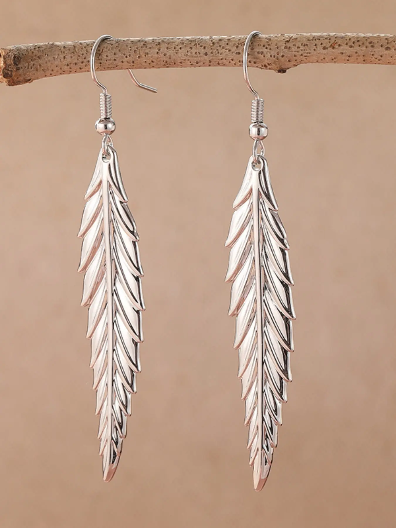 Bohemian Style Long Feather Earrings, Worn By Women on Vacation and Travel, with A Graceful Design That Exudes Exotic Charm