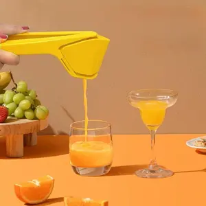 2026 New Model Food-Grade Manual Citrus Juicer — Portable Hand-Press Lemon Squeezer; Easy to Clean, an Essential Kitchen Gadget for Home and Bar Use.