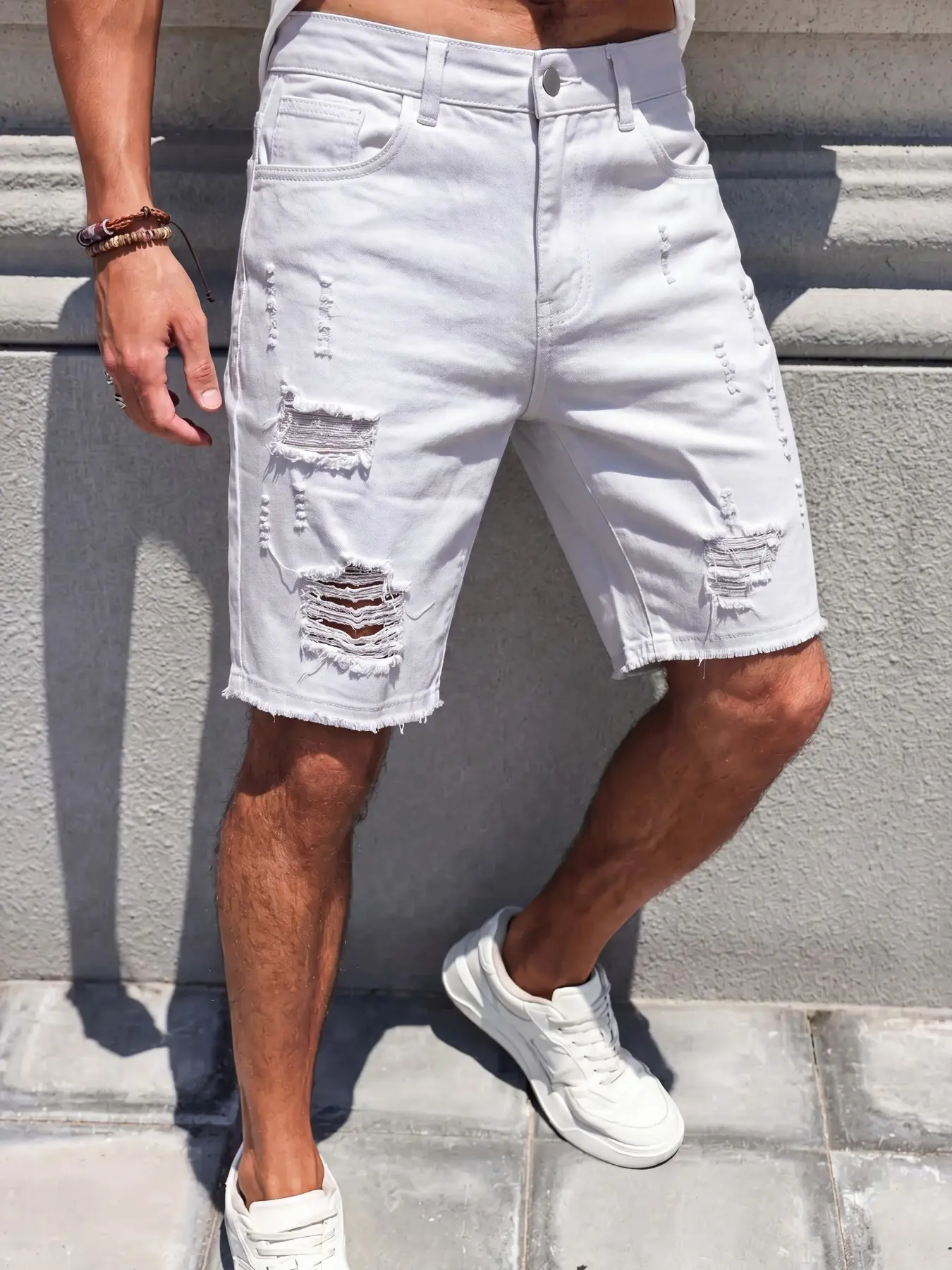 Men’s distressed white ripped casual denim shorts, Casual Summer Shorts, slim-fit stretch five-point style, frayed raw-edge hem design, suitable for everyday outings.