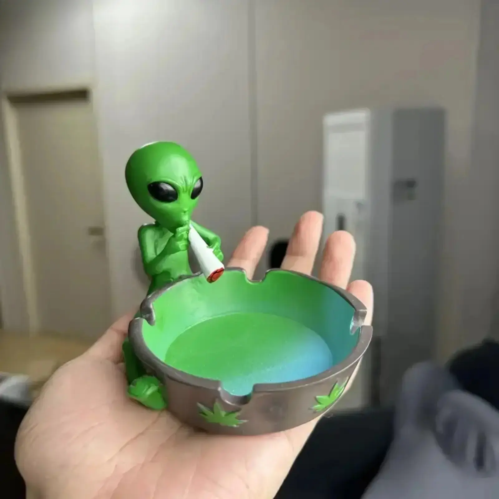 Resin Unique Alien Sculpture Ashtray - Decorative Indoor-Outdoors Room Decor, Fantasy Figurine Ornament for Halloween, Holiday Display