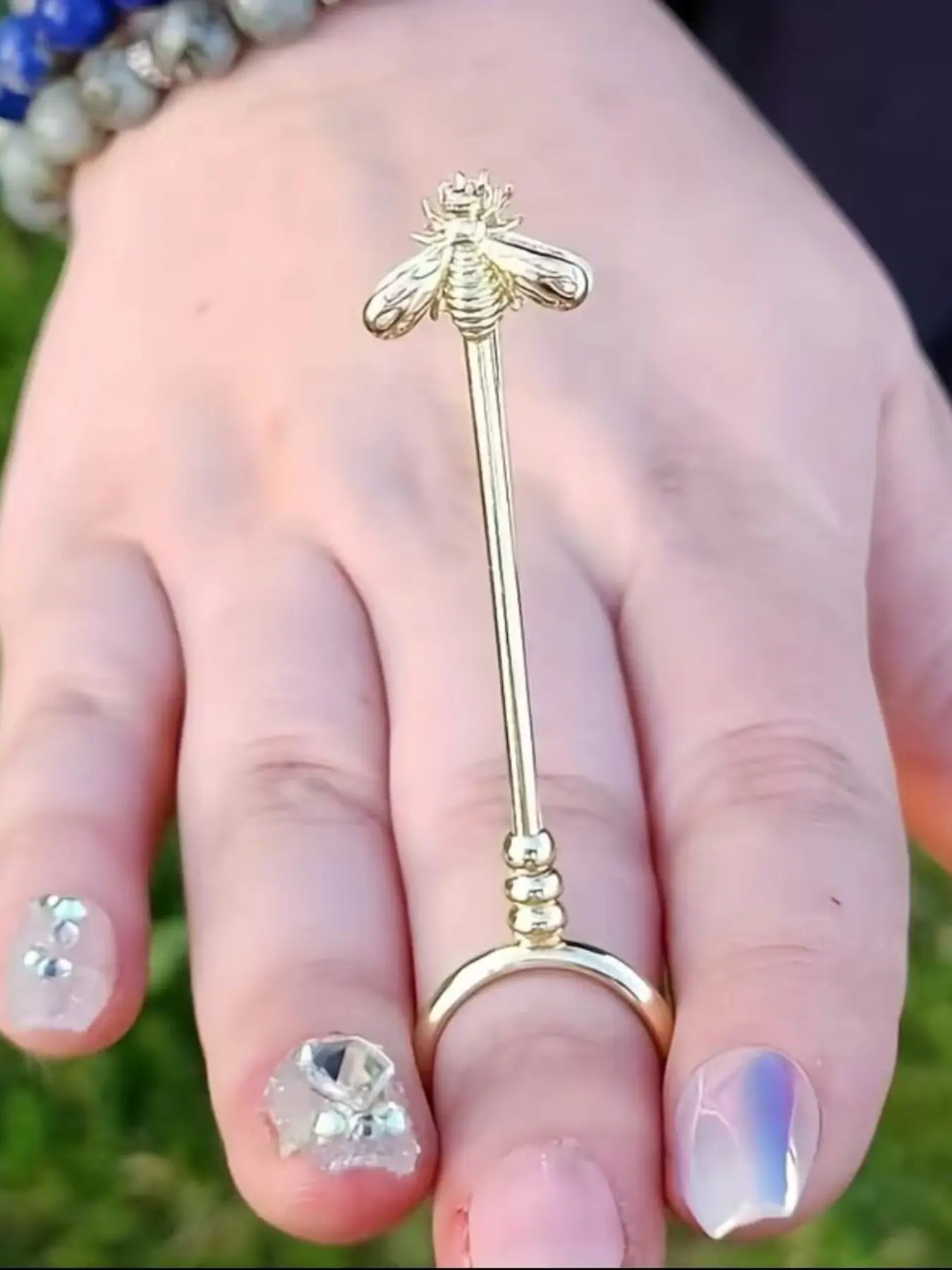 Elegant Bee Cigarette Holder Ring, Fashionable Finger Clip, Perfect Gift for Girlfriend & Best Friend, Romantic Keepsake