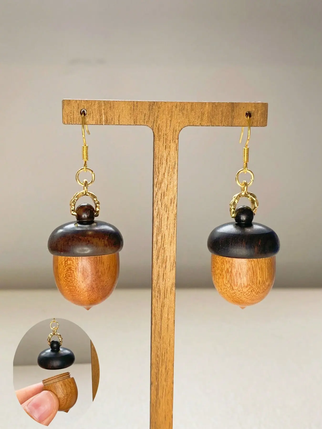 Women's Elegant Stud Earrings, 1 Pair of Screw-On Cute Acorn and Pinecone Simulation Earrings for Women, Wood Grain Texture Is Random