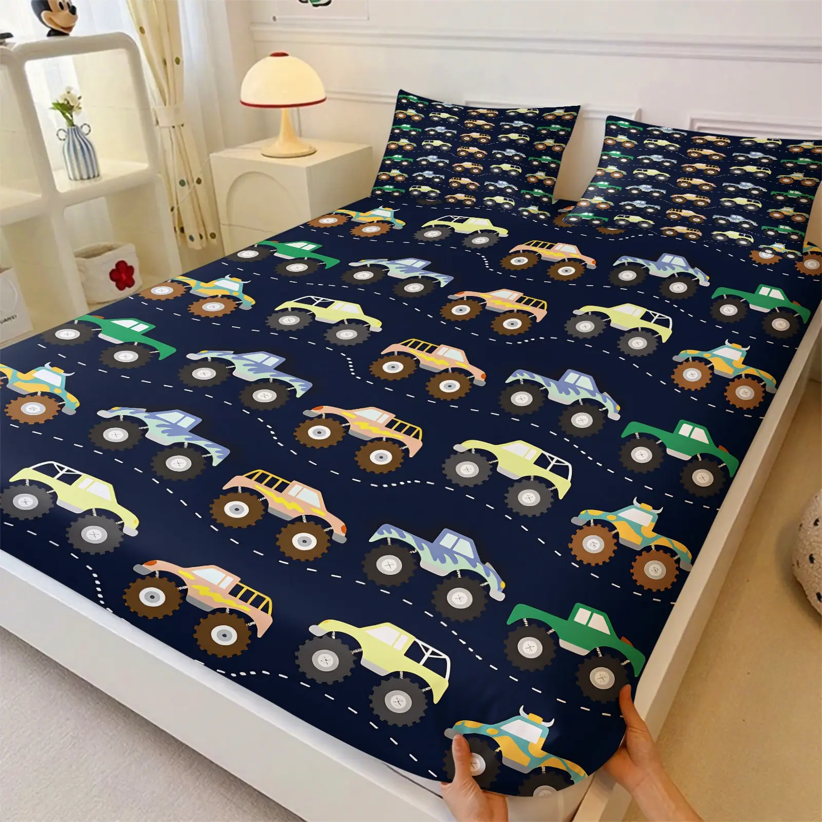 3-Piece Cartoon Bigfoot Monster Truck Fitted Sheet Set & 2 Coreless Pillowcases, Printed Bedding Set, Soft Breathable Fabric With Anti-Slip Mattress Cover, Dark Navy Background Printed With Cartoon Monster Trucks, Fun Racing-Themed Room Decor