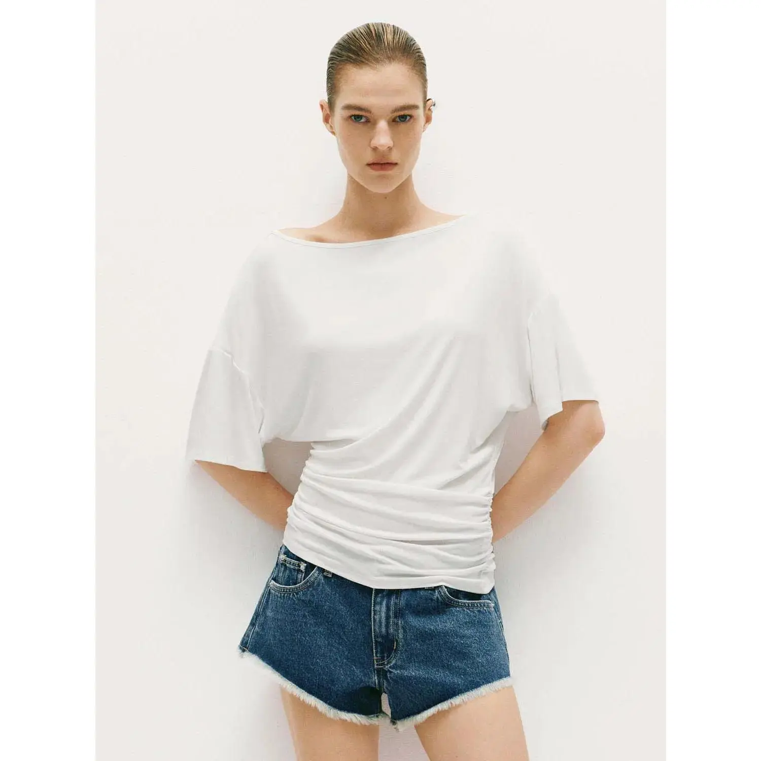 URBAN REVIVO Women's Casual Viscose Blended Jersey T-Shirt - Slight Stretch, Draped Fit, Hip-Length Tops, Basic, Comfortable, Everyday, Knit, Tshirt, Fabric, Women's Clothes, Relaxed Fit, Casual Wear, Fluid Drape, Side Ruching