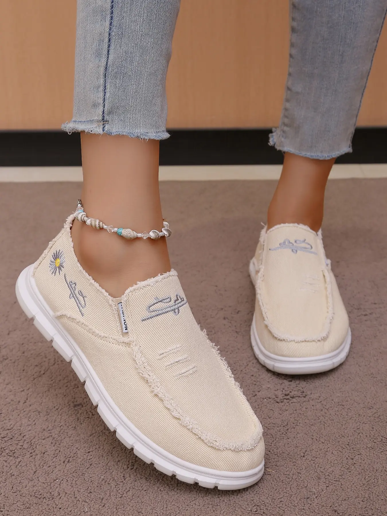 Unisex Daisy Embroidered Canvas Shoes, Breathable Slip-On Casual Footwear, Soft Sole Lightweight Comfortable Daily Wear