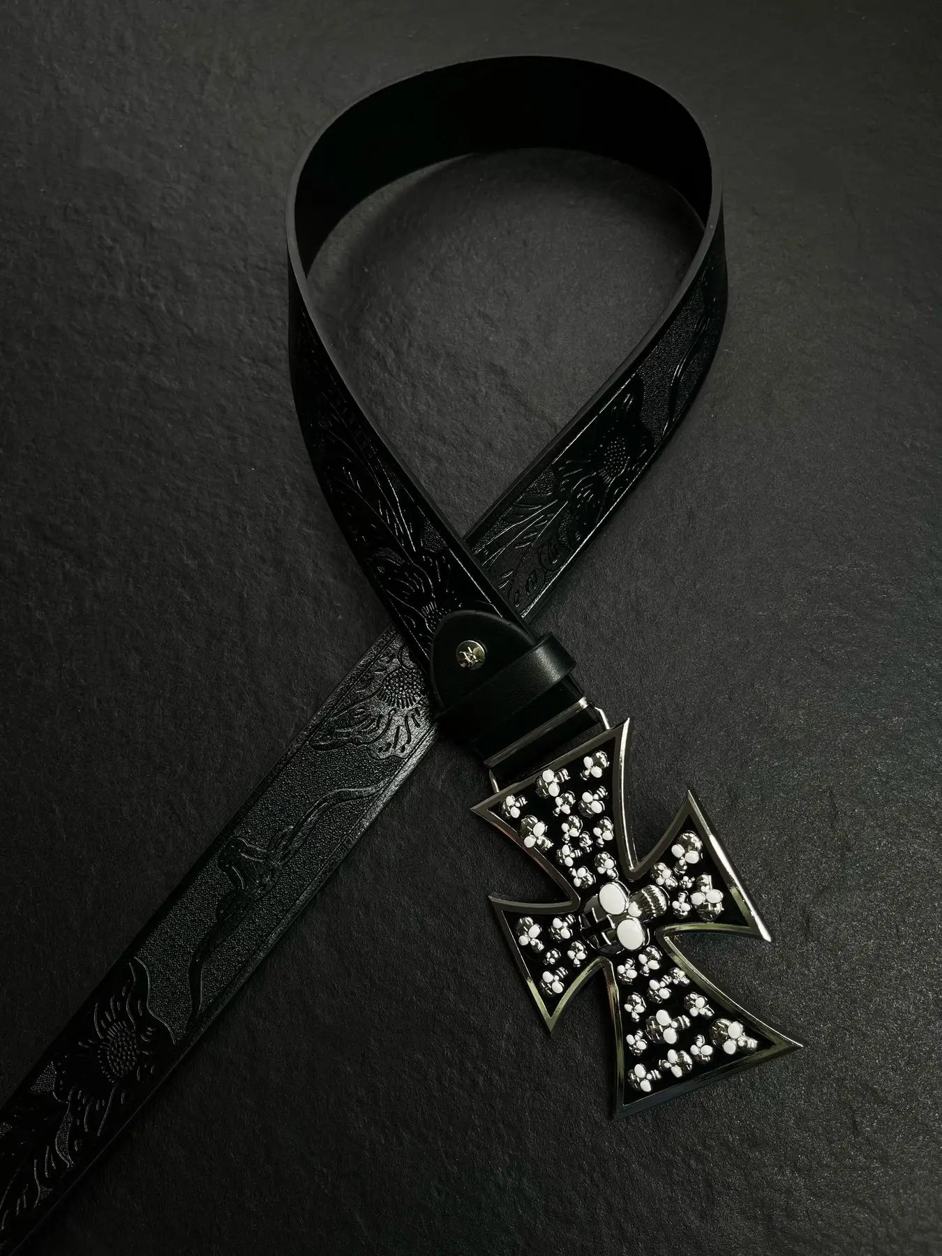 Cross skull cross carved rivet metal buckle, niche design, high-end belt trend