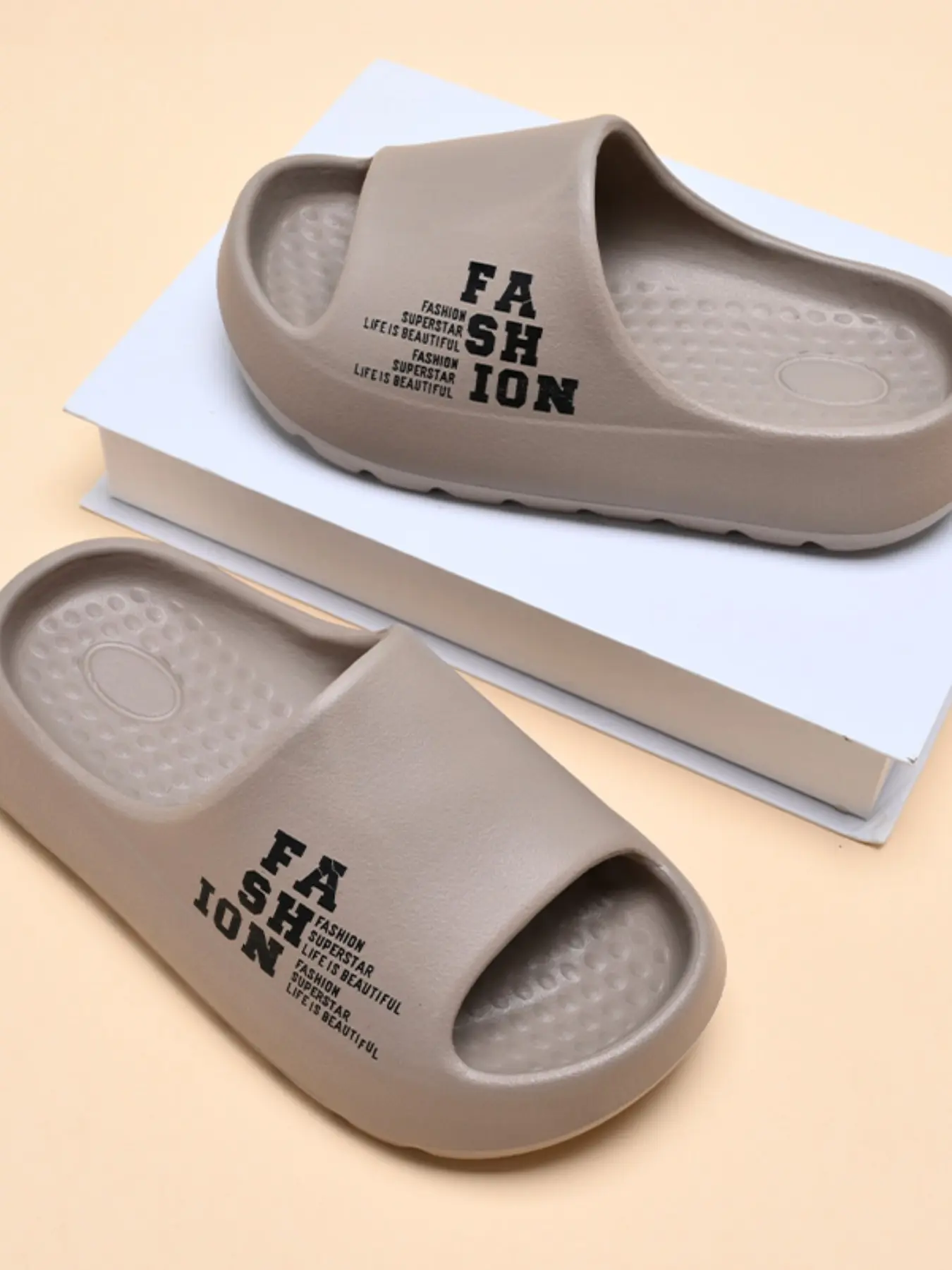 Simple Letter Print Slippers, Two-Tone, Soft Eva Material, Non-Slip Waterproof, Thick Sole, for Adults and Kids, Indoor Outdoor Use