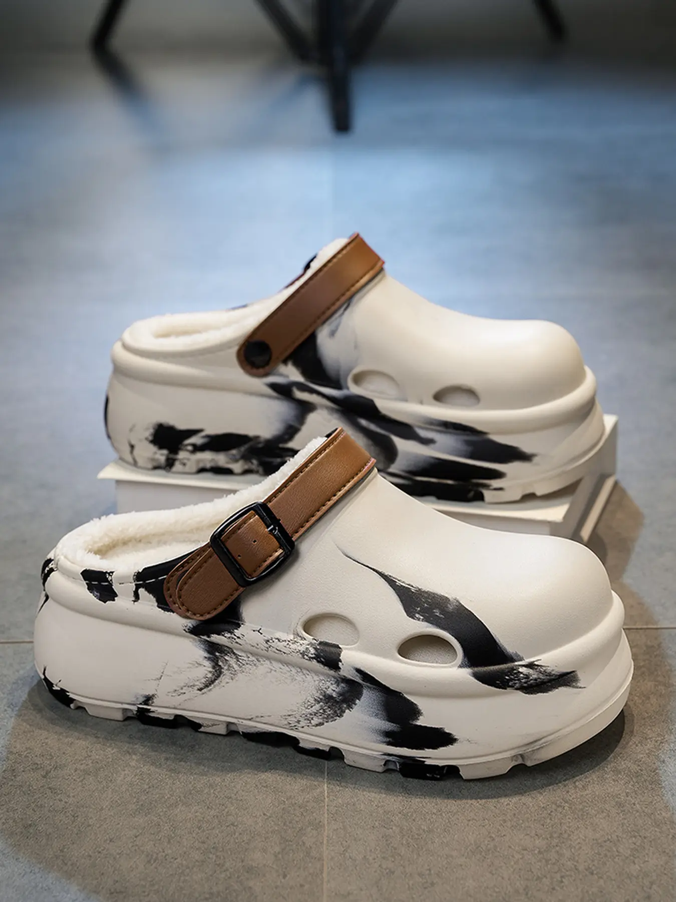 Women's Winter Fleece Lined Clogs, Water-Repellent EVA Thick Platform Closed Toe Shoes, Tie-Dye Print with Adjustable Buckle Strap, Indoor & Outdoor 2-Way Wear Warm Footwear Fuzzy Platform Slippers
