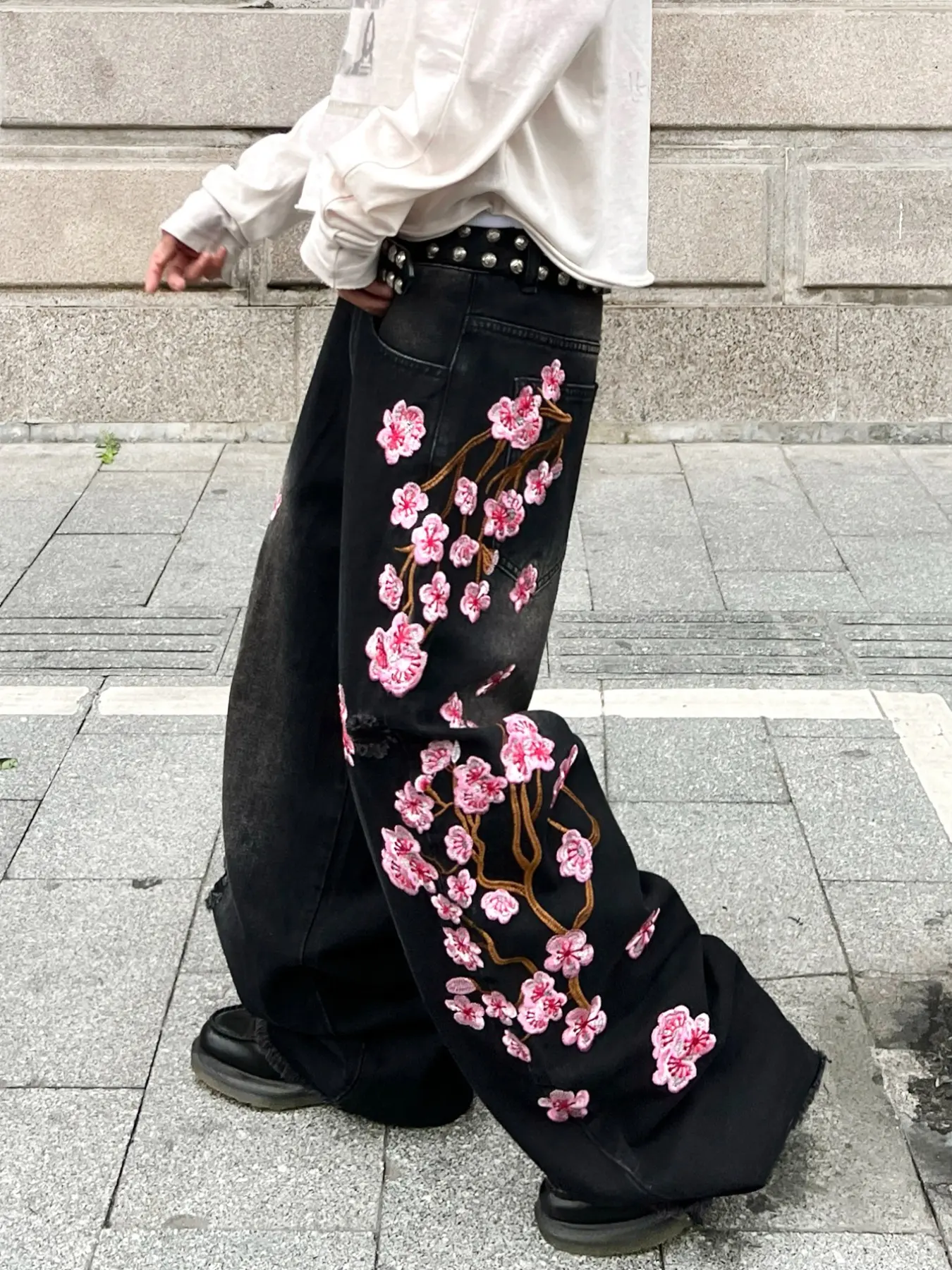 American Street Style Loose Fit Baggy Oversized Jeans, Embroidered Flower Patch, Vintage Washed Ripped Wide Leg Pants, All Season Casual Long Pants, Streetwear