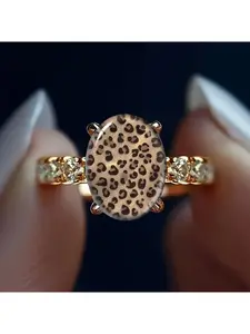 American-style light glittery leopard print oval ring with gilded and diamond-encrusted ring shank, a Maillard-inspired vintage western hot girl country music festival stacking jewelry piece