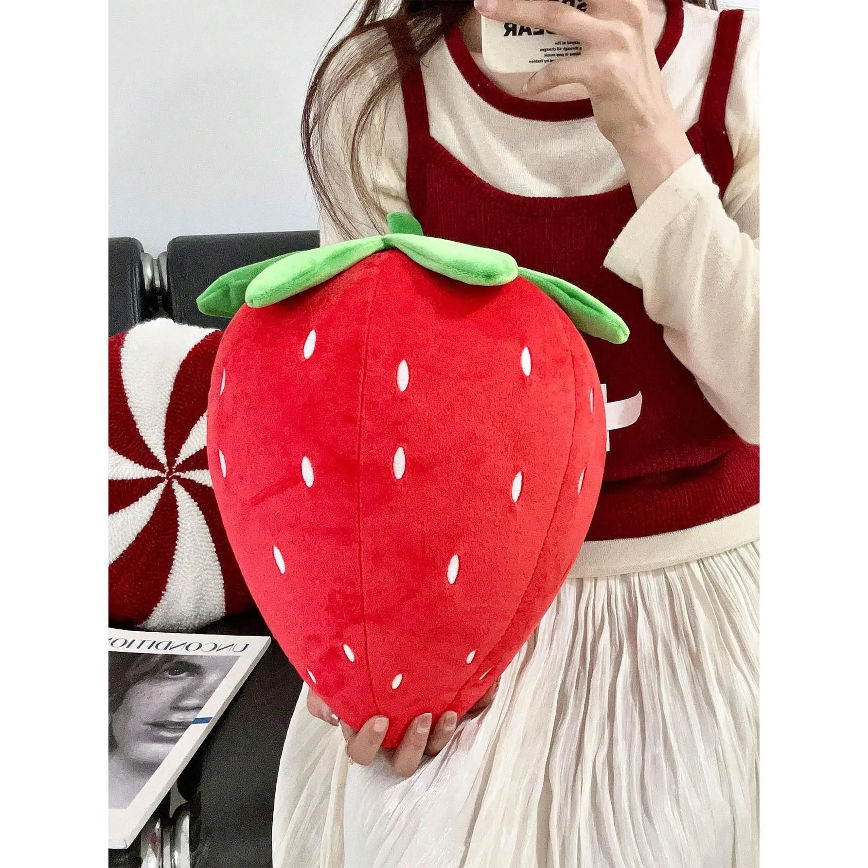1pc Cute Strawberry-Shaped Plush Throw Pillow, Super Soft Short Velvet Plushies, Home Supplies, Ideal Gift for Best Friends, Home/Car Nap Cushion