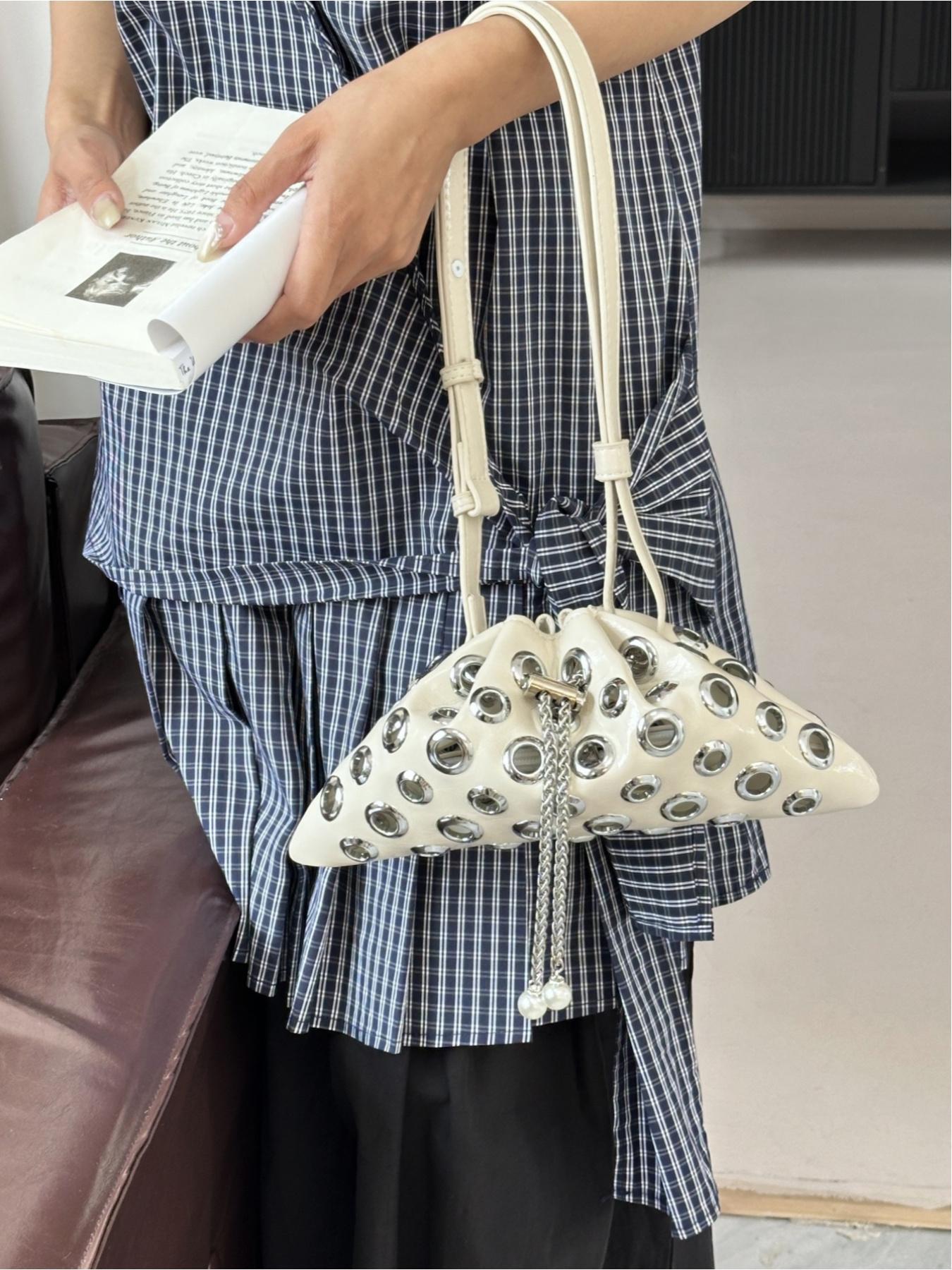 Punk Style Rivet Crossbody Shoulder Bag, Hollow Out Design, Casual Plain Pattern, Small Bucket Bag for Women, All Seasons Use, Embellished Shoulder Bag