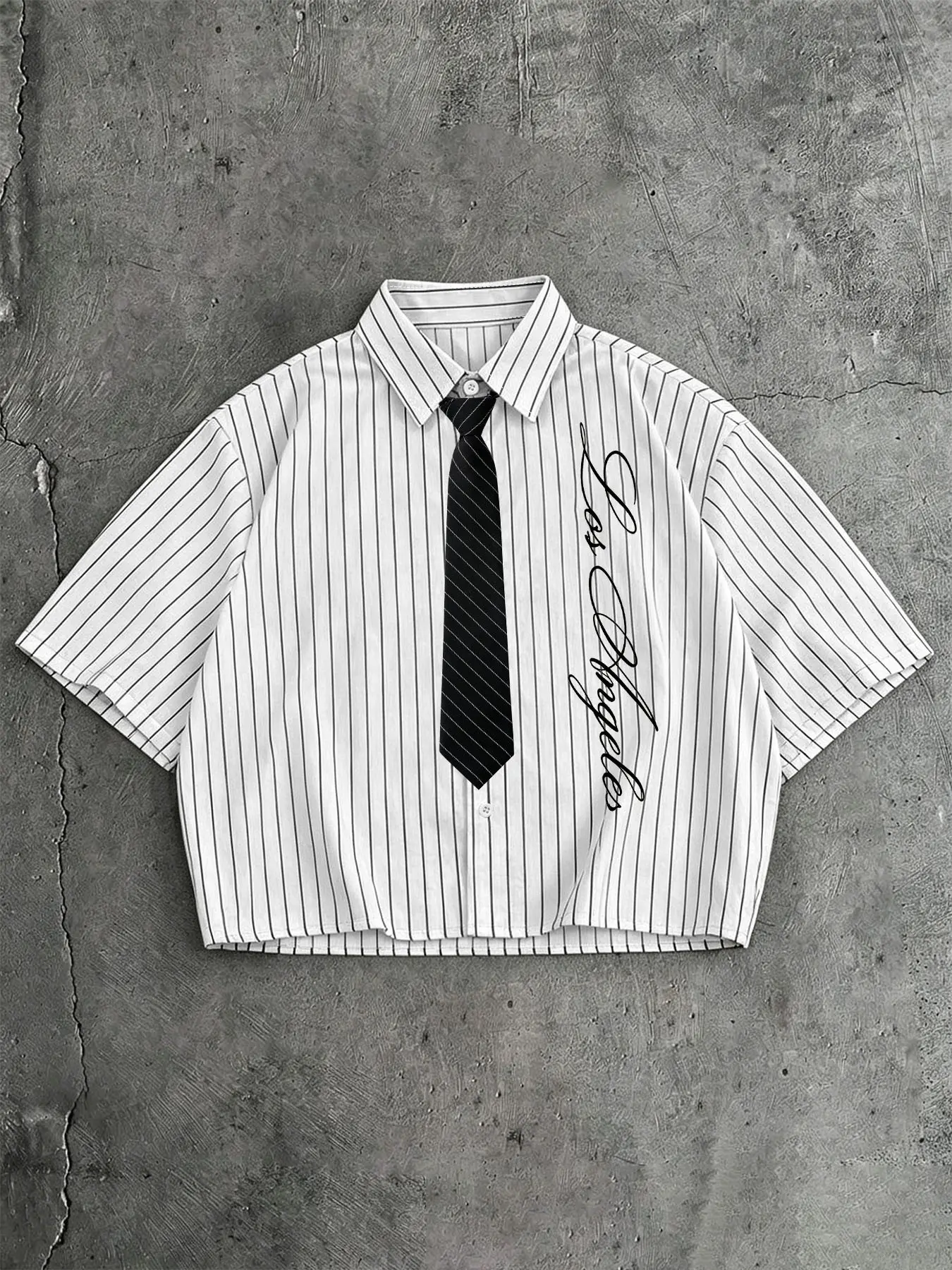 Men's Striped Cropped Short Sleeve Shirt With Tie, Cursive Letter Print Collared Button Down Top, Vintage Uniform Style For Campus Outing, Street Shooting And Dating Occasions