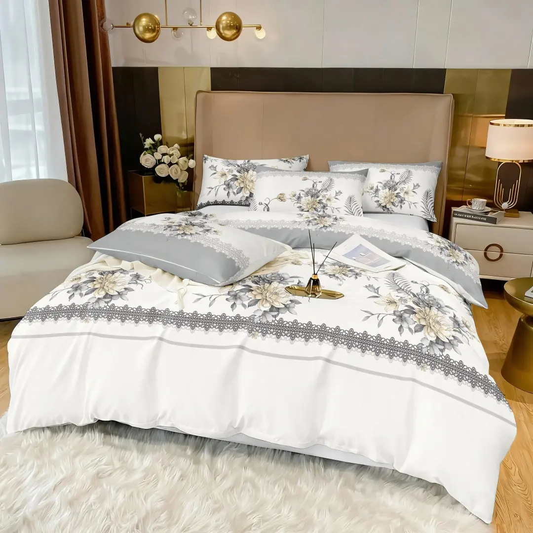 3-piece elegant floral bedding set. Primarily composed of light gray and beige with delicate floral patterns and lace trim. Simple yet elegant, offering a relaxed and unrestricted visual experience. A classic, stylish, soft, comfortable, and breathable be