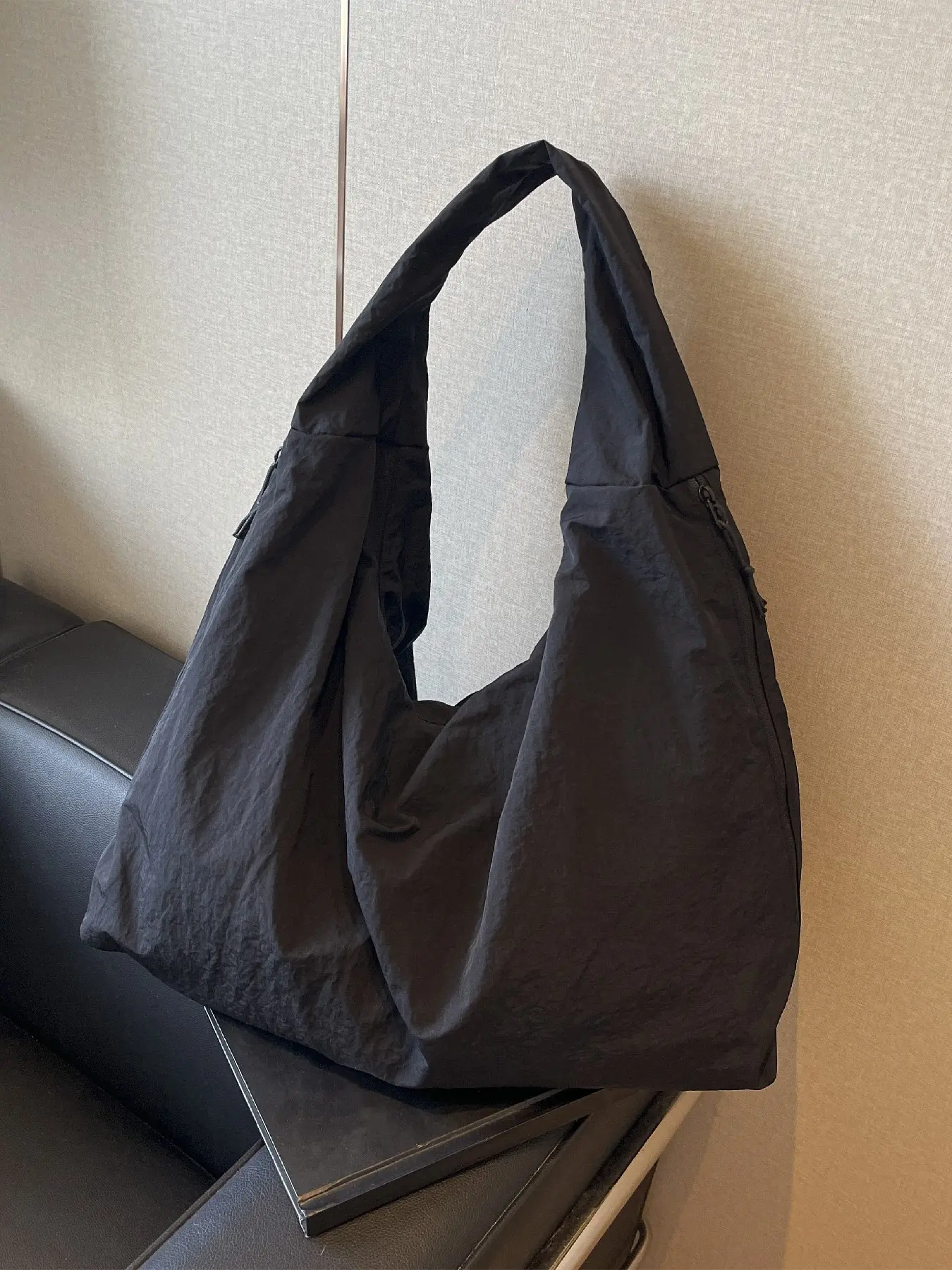 A large capacity lightweight lazy style women's Fabric Tote Bag, a fashionable and casual daily shoulder bag under the armpit, suitable for perfect accessories in various scenes.