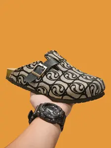 Men Vintage Geometric Interlocking Print Closed Toe Block Mule Clogs, Fashionable Trendy Clogs, Beige Canvas Adjustable Metal Buckle Slip On Slippers, Soft Cork Footbed Non-Slip Flat Slides, Casual Daily Outdoor Street Fashion Comfort Walking Shoes