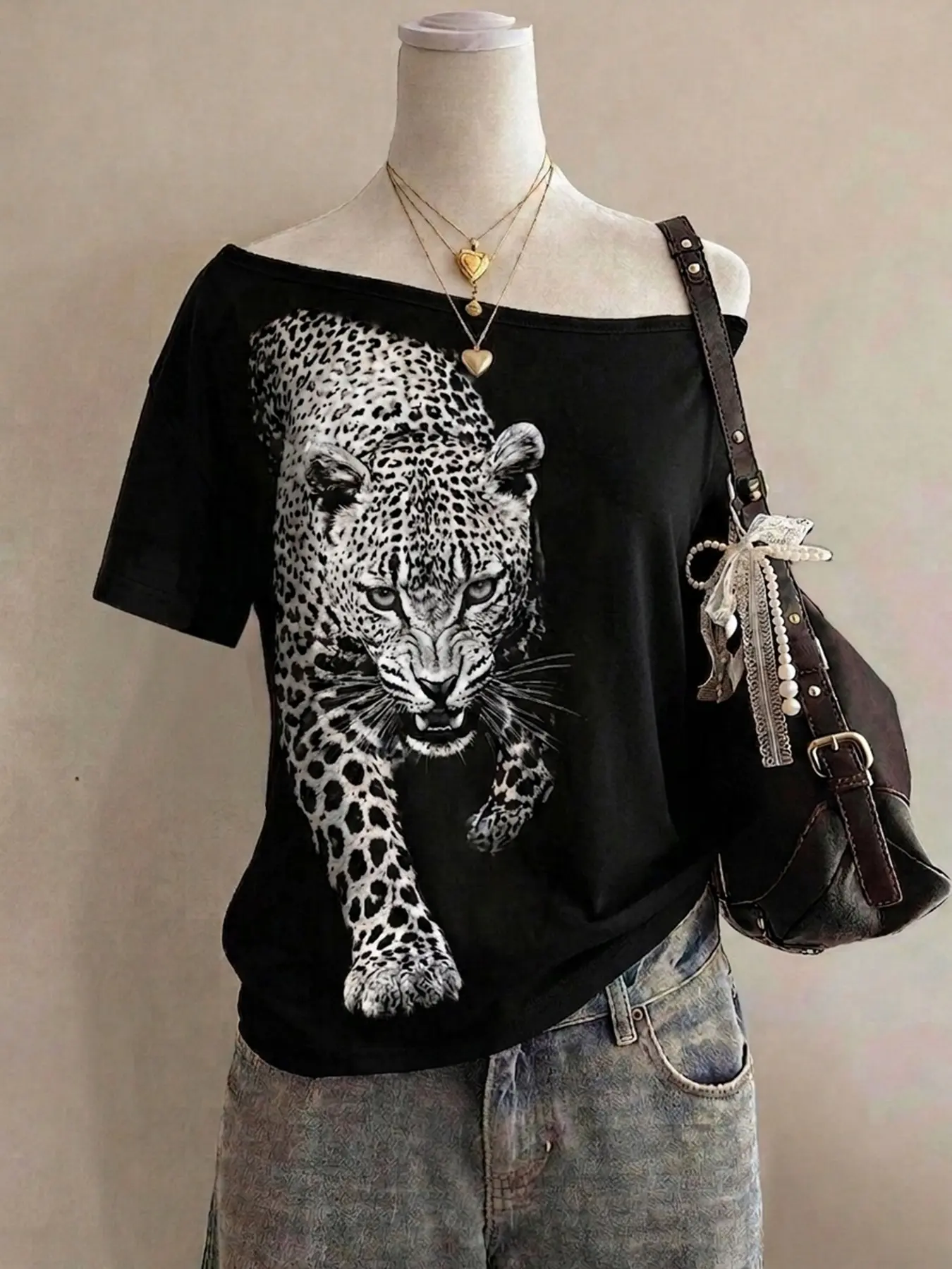 Women's Short Sleeve Asymmetric Retro Leopard Print Top, Casual Summer Statement T-Shirt, Slim Fit, Sexy Shoulderless, Party Wear, Outdoor Fashion