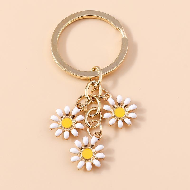 Cute Enamel Daisy Keychain Flower Keyring Pendants for Car Key Holder Women Girls Handbag Accessories Handmade Jewelry Gift