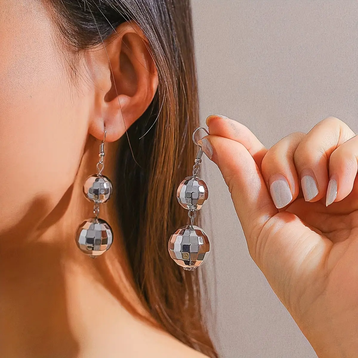 Unique disco light ball bead pendant earrings for women, fashionable beaded tassel earrings suitable for women to wear at parties, with an exaggerated and stylish look