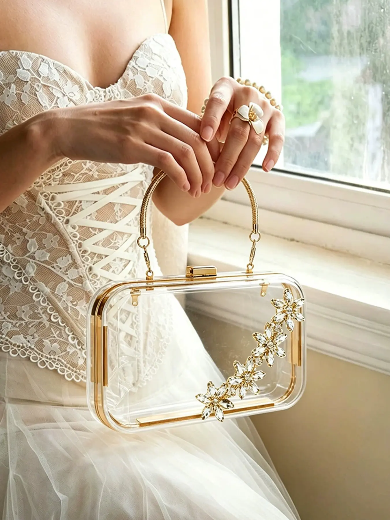 1PC Clear Acrylic Hardcase Evening Clutch Bag Rhinestone Floral Ornament Snake Shaped Metal Top Handle Detachable Thin Metal Chain Strap Mini Transparent Formal Hand Purse for Wedding Banquet Bridal Prom Date Night Outfit Matching