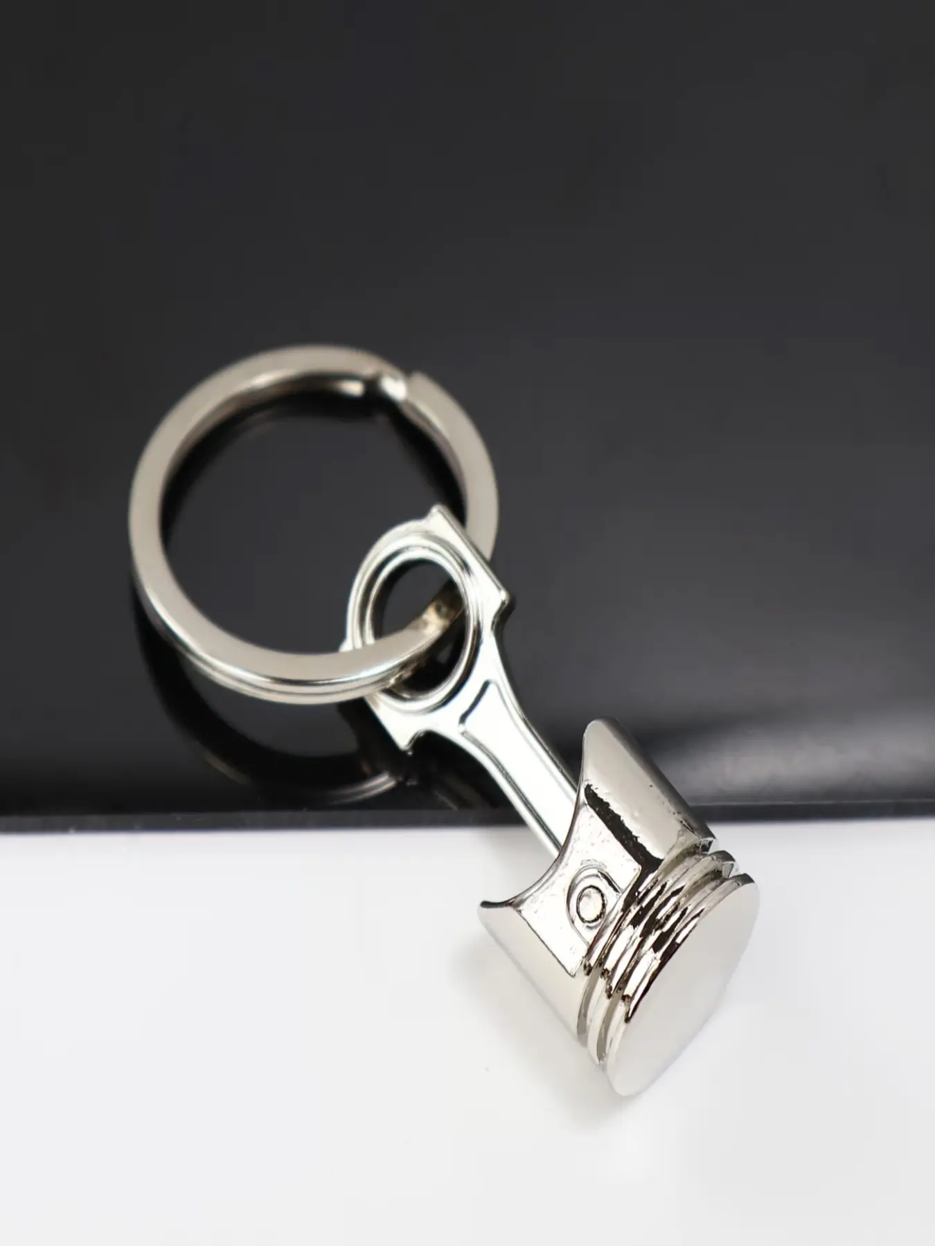 Creative Engine Piston Keychain for Men, Automotive Modification Metal Key Ring, Motorcycle Piston Hanging Accessory, Car Customization Gift