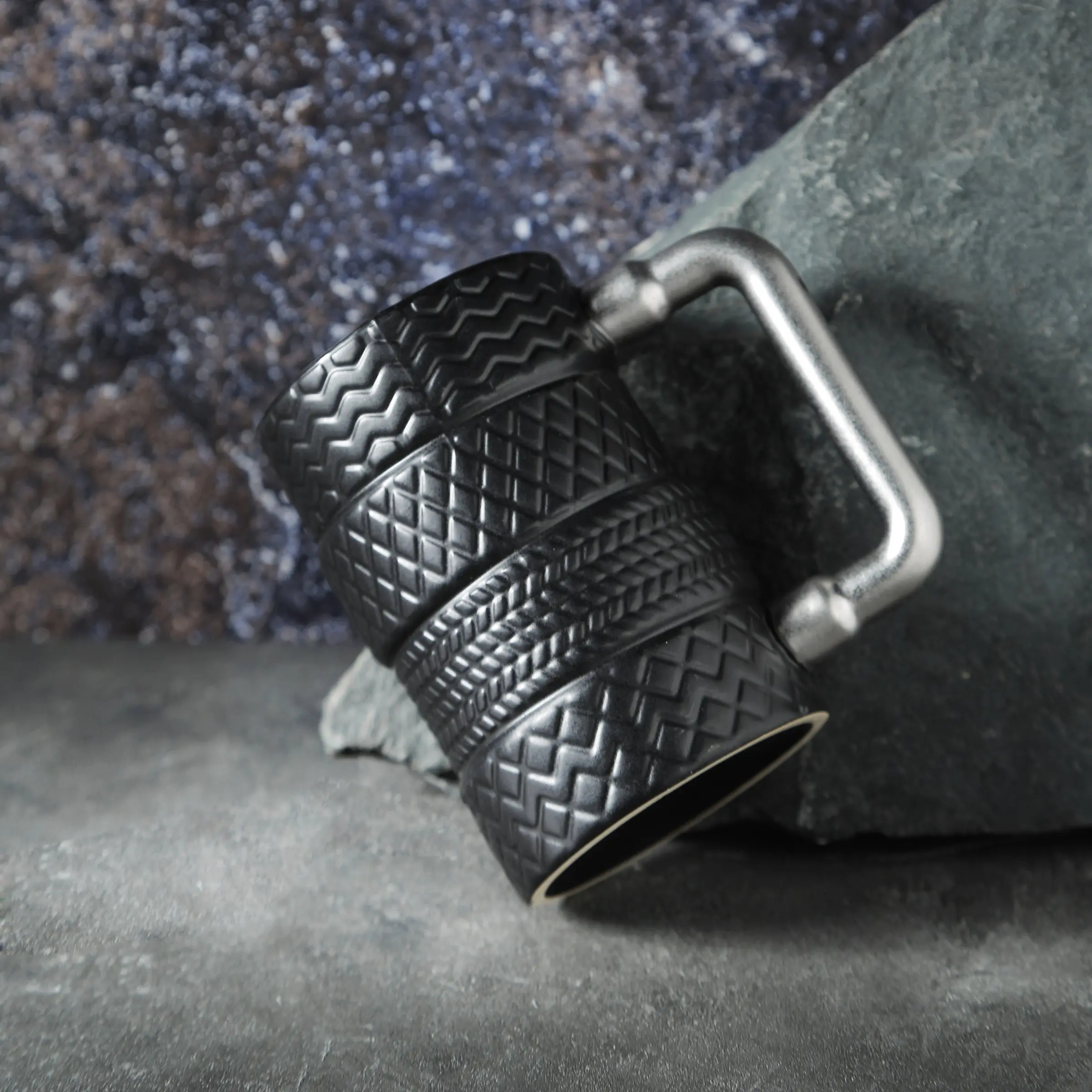 Textured Mug with Silver Color Handle, 440ML Ceramic Water Cup, Industrial Style Geometric Design, Perfect for Birthday Gifts