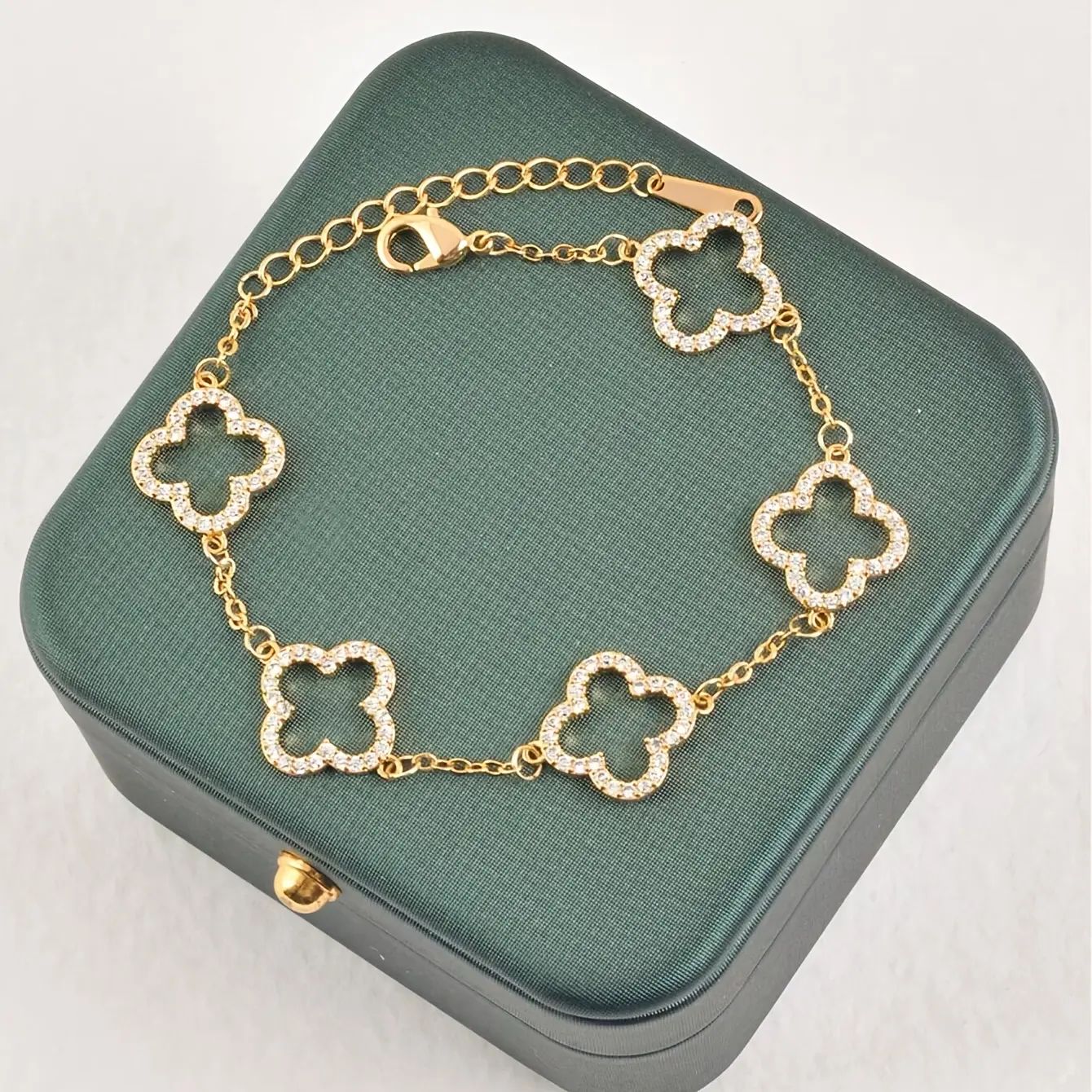 1 simple and stylish lucky four-leaf clover bracelet, suitable for daily wear, such as graduation, back-to-school season, Valentine's Day, Mother's Day gifts, etc. Women's bracelet, no gift box