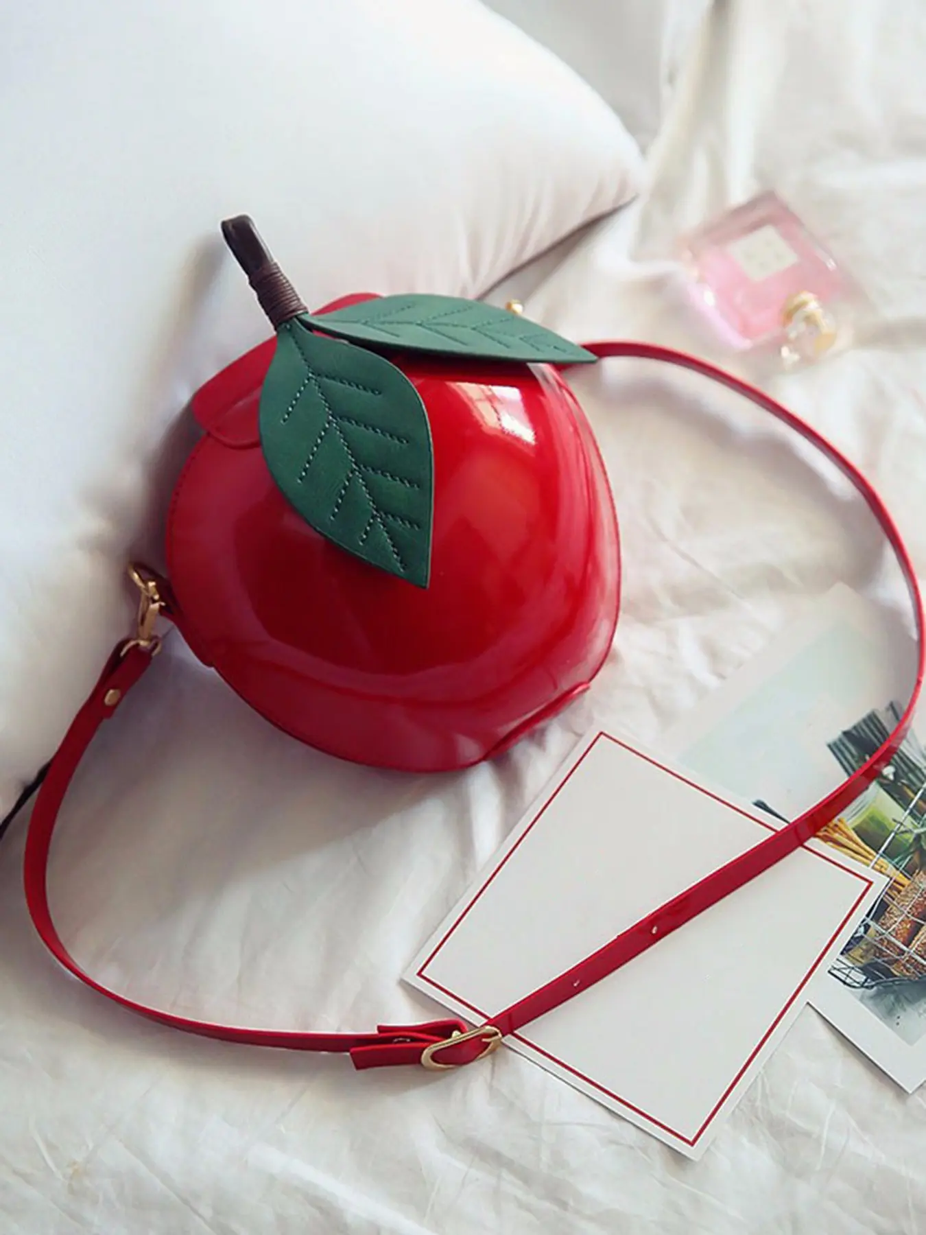 Niche design, fashionable and cute apple-shaped crossbody bag, shiny texture, unique and creative shoulder bag, perfect for daily photos, dinner parties, gatherings, travel, and easily matching any outfit.