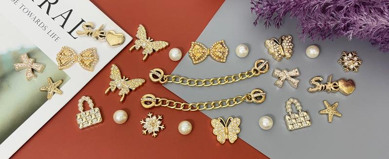 SOGLLQAM Bling Rhinestones and Pearls Shoe Charms Set with Sparkling Shoe Chains, LOVE Queen Letter Charms for DIY Women's Clog Sandals Decor | Trendy Shoe Accessories for Party Girls and TikTok Fashion Gifts