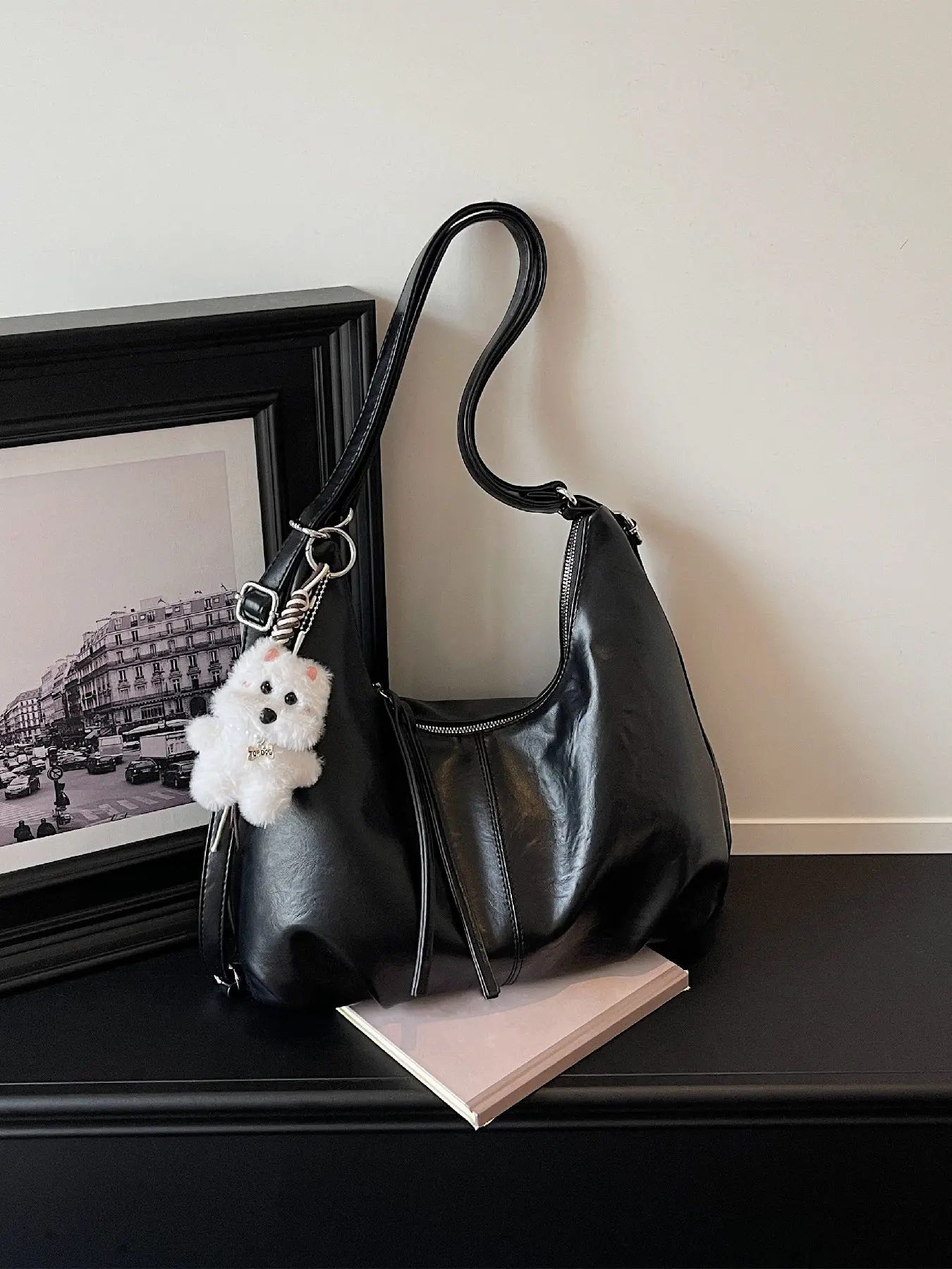 Retro versatile large capacity smooth zipper design, single shoulder crossbody bag suitable for both shoulders, perfect for daily commuting and commuting. Comes with cute pendants