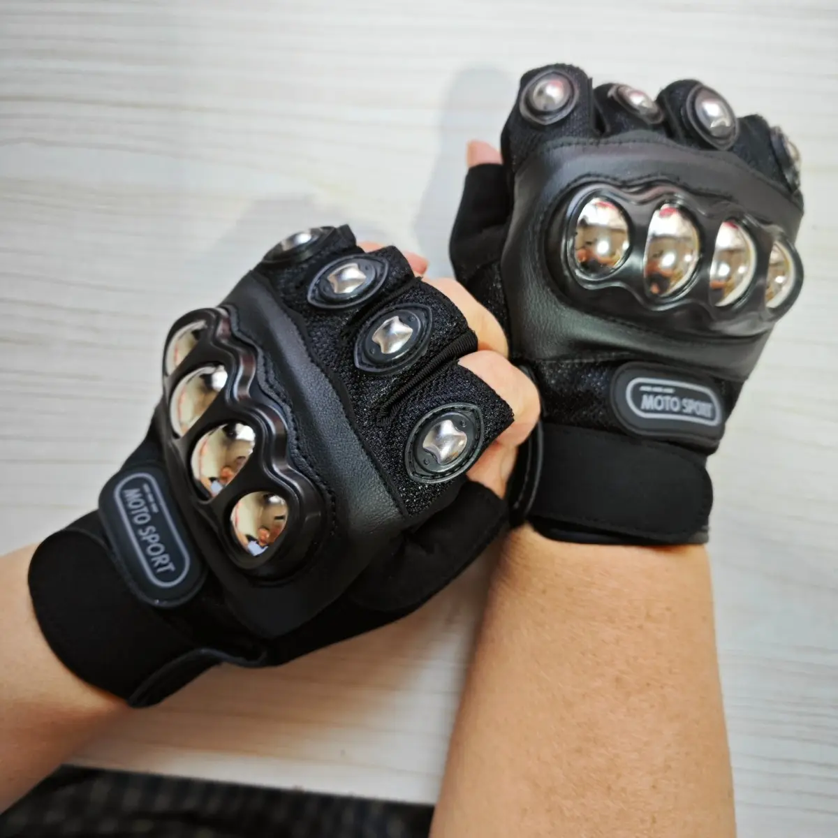 Anti-Drop Wear-Resistant Stainless Steel Hard Shell Half-Finger Tactical Gloves for Cycling, Motorbike, Self-Defense & Outdoor Activities