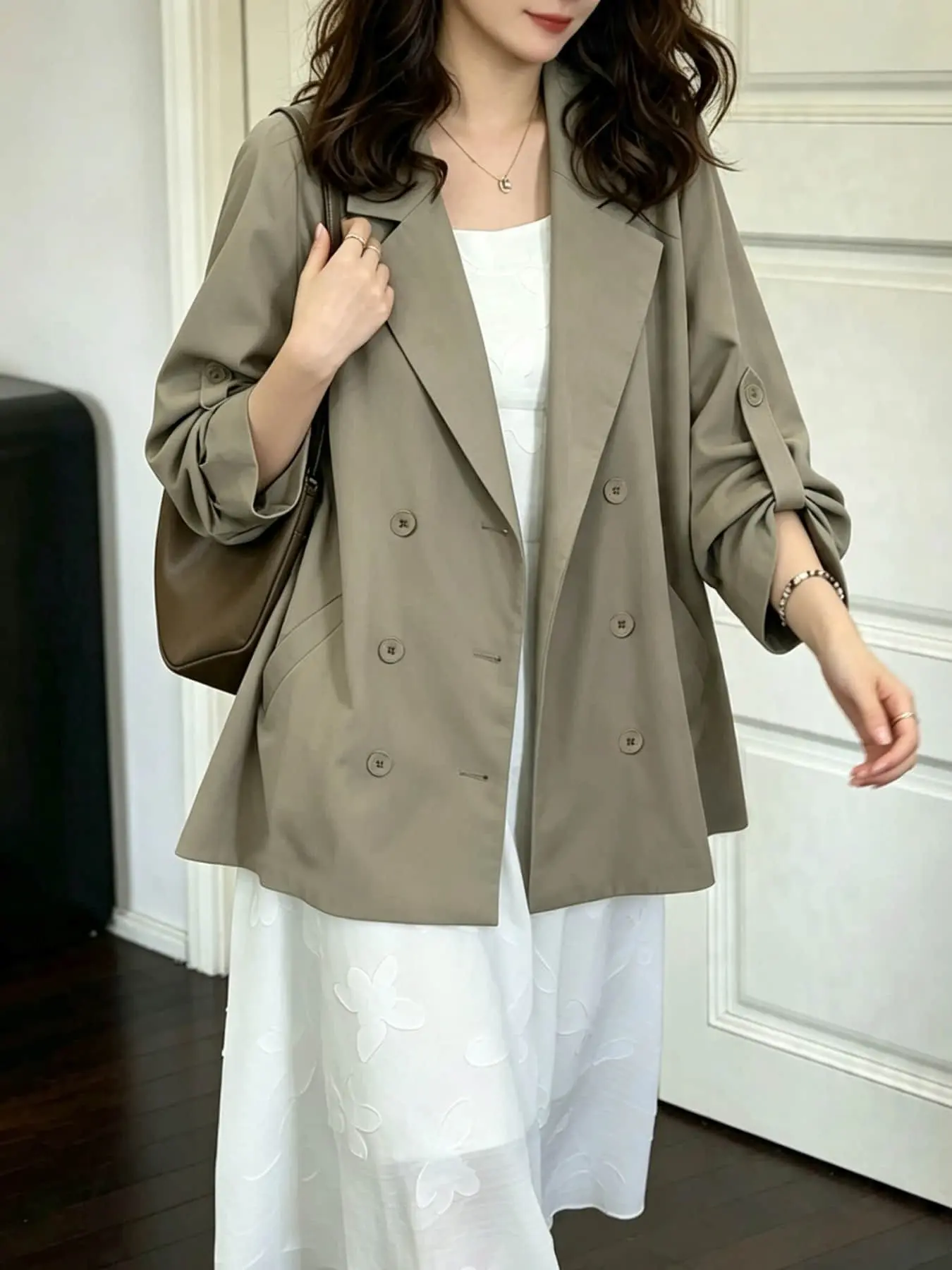 1 piece of women's fashionable relaxed light gray short windbreaker jacket for women with roll-up sleeves, large lapels, double-breasted loose slimming tops, suitable for autumn and winter, suitable for commuting and outdoor wear
