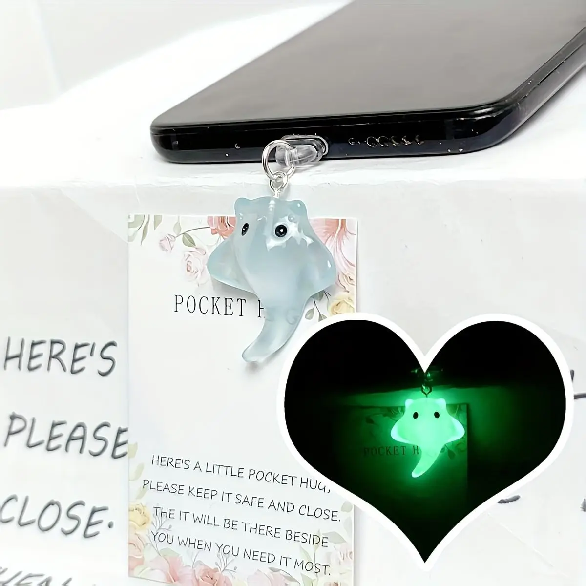 1 Translucent Glow-in-the-Dark Manta Ray Phone Jack Dust Plug Charm + 1 Greeting Card, Phone Decoration Accessory, Compatible with iPhone/Android/Type-C Phone Jacks, Perfect Gift for Manta Ray Lovers, Christmas Gift, New Year Gift