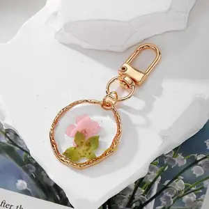 Original Handmade Preserved Dried Flower Keychain, Exquisite Resin Daisy Plant Flower Pendant Bag Accessory