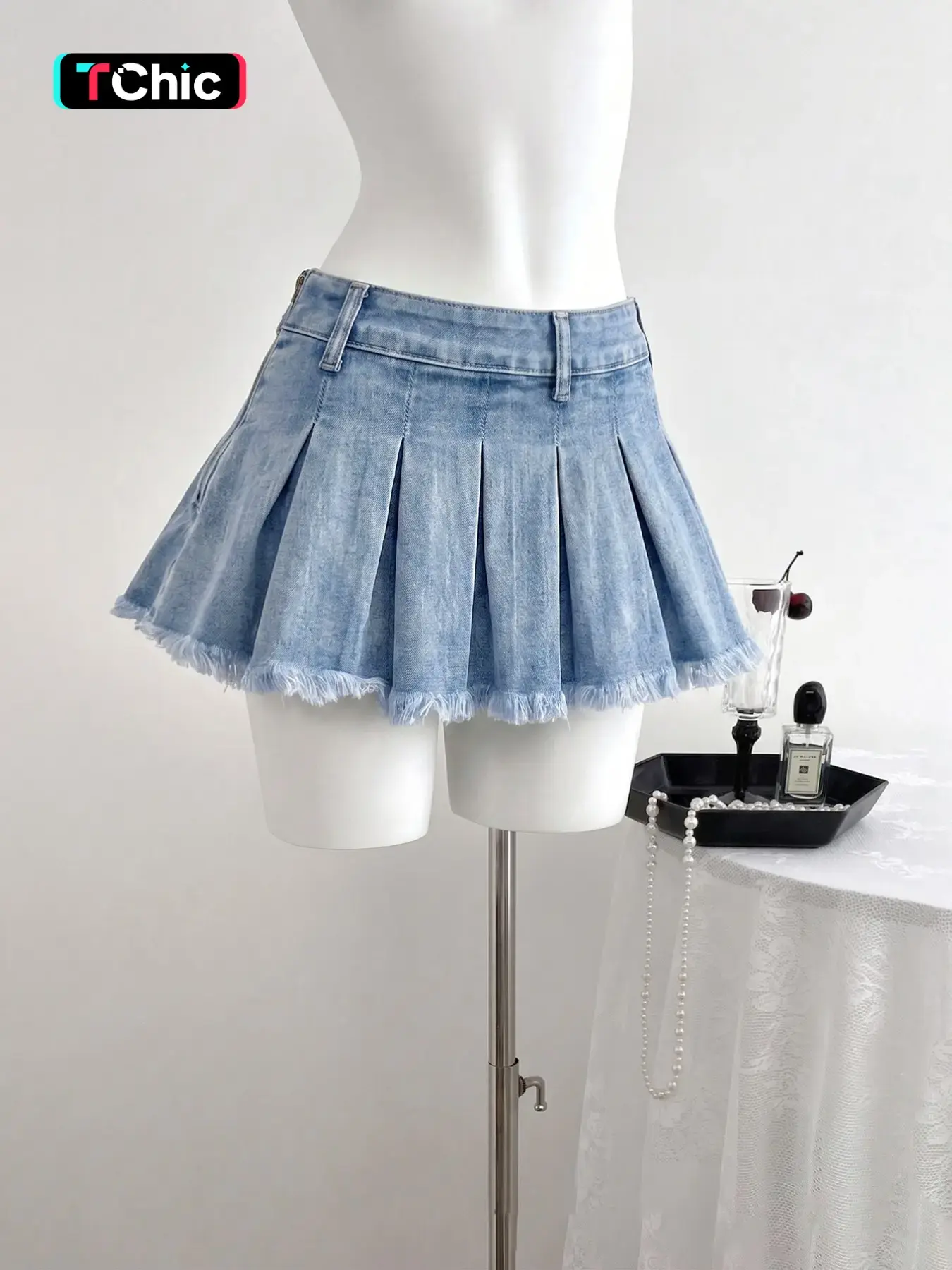 Women's Light Wash Denim Pleated Mini Skirt, High Waisted A-Line with Frayed Hem, Y2K Casual Street Fashion Skirt for School, Brunch, Street Style