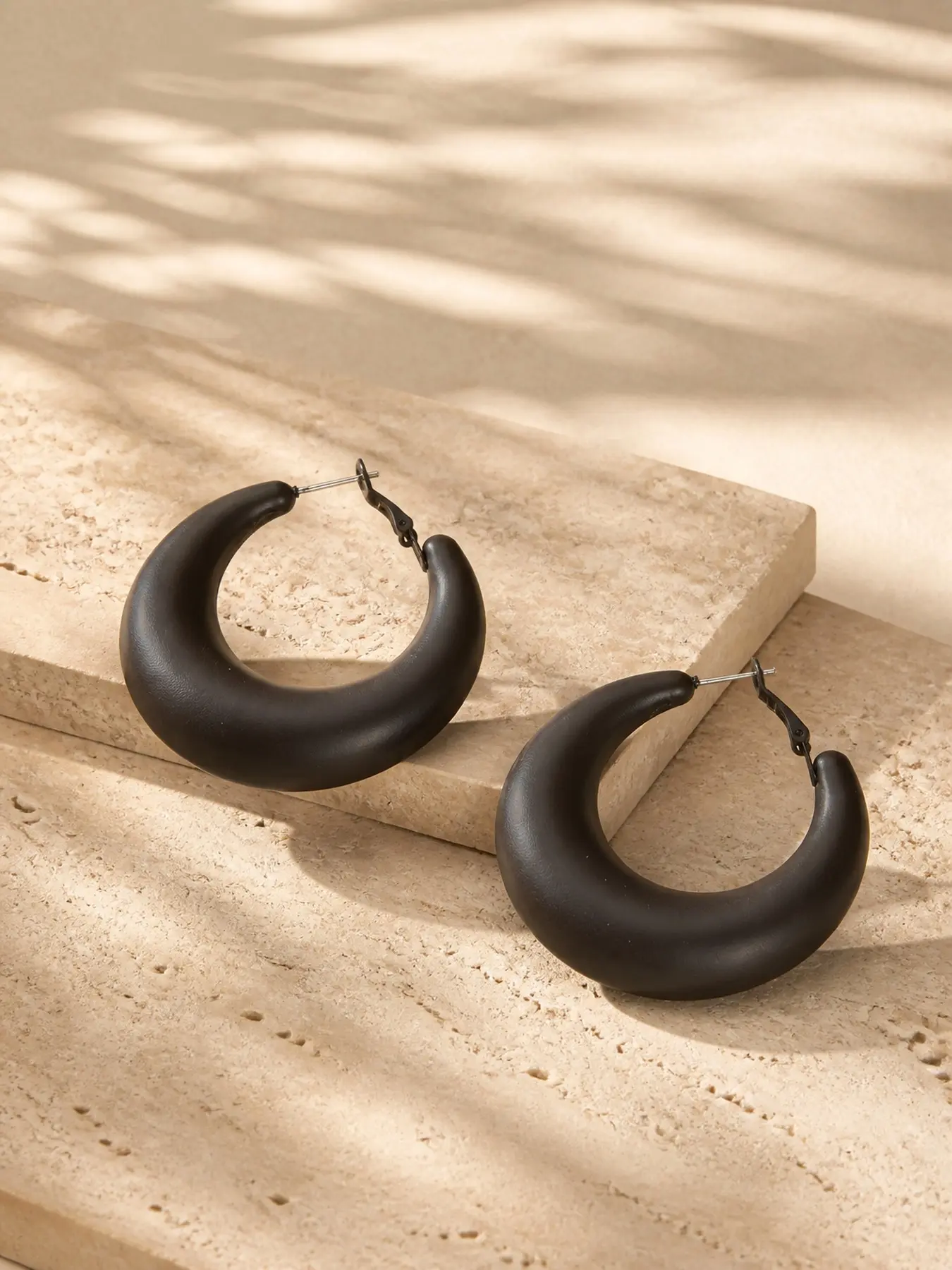 Matte Black Hoop Earrings for WomenChunky Statement Earrings, Minimalist Round Hoop Jewelry, Trendy Fashion Accessory Gift