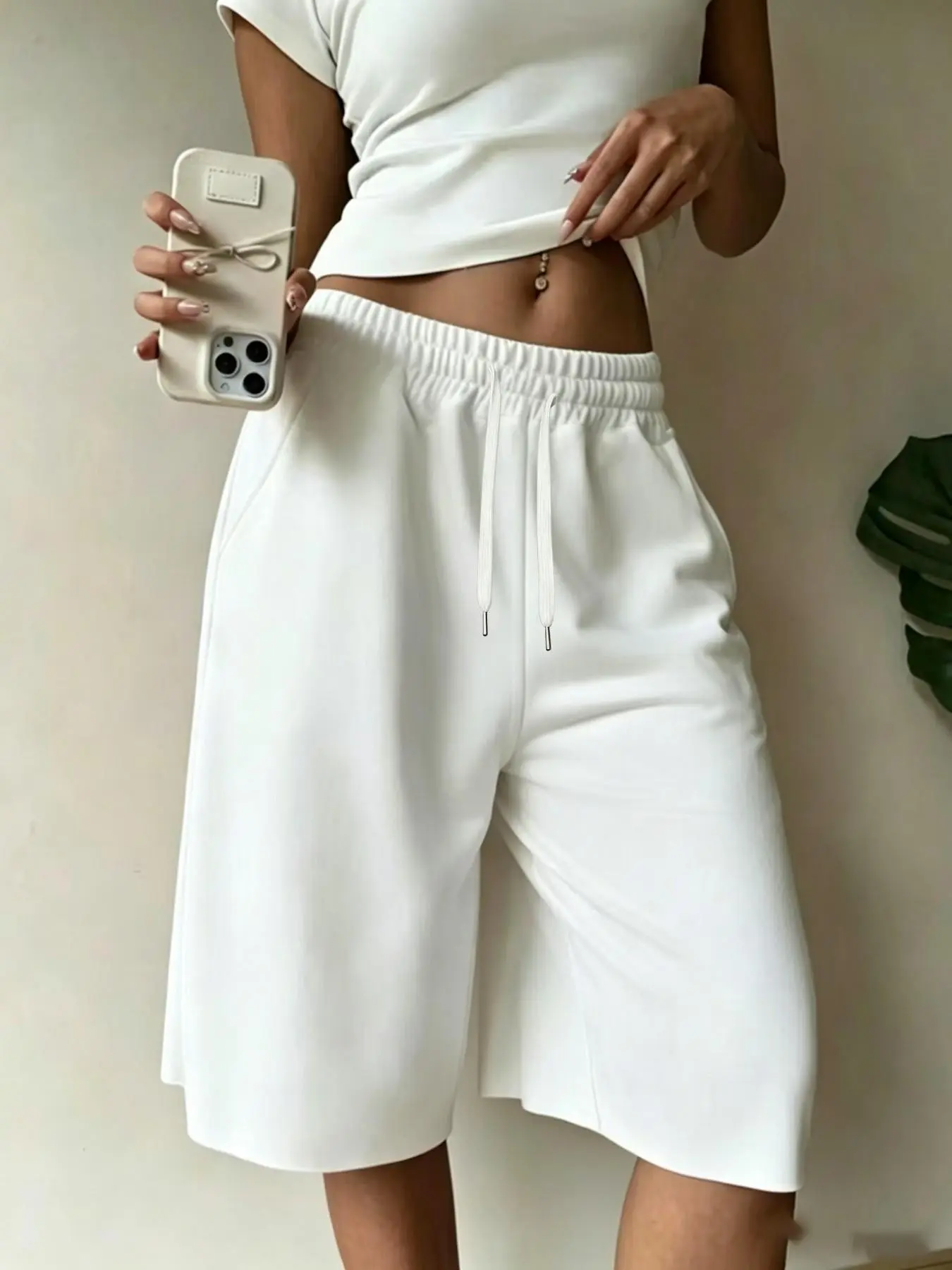 Women Smooth Drapy Fabric Bermuda Shorts High Elastic Waist Drawstring Side Pockets Loose Wide Leg Knee Length Shorts Wrinkle Resistant Breathable Sweat Wicking Casual Jogger Shorts For Workout Loungewear Street Daily Summer Outdoor Travel Beach Daily Out