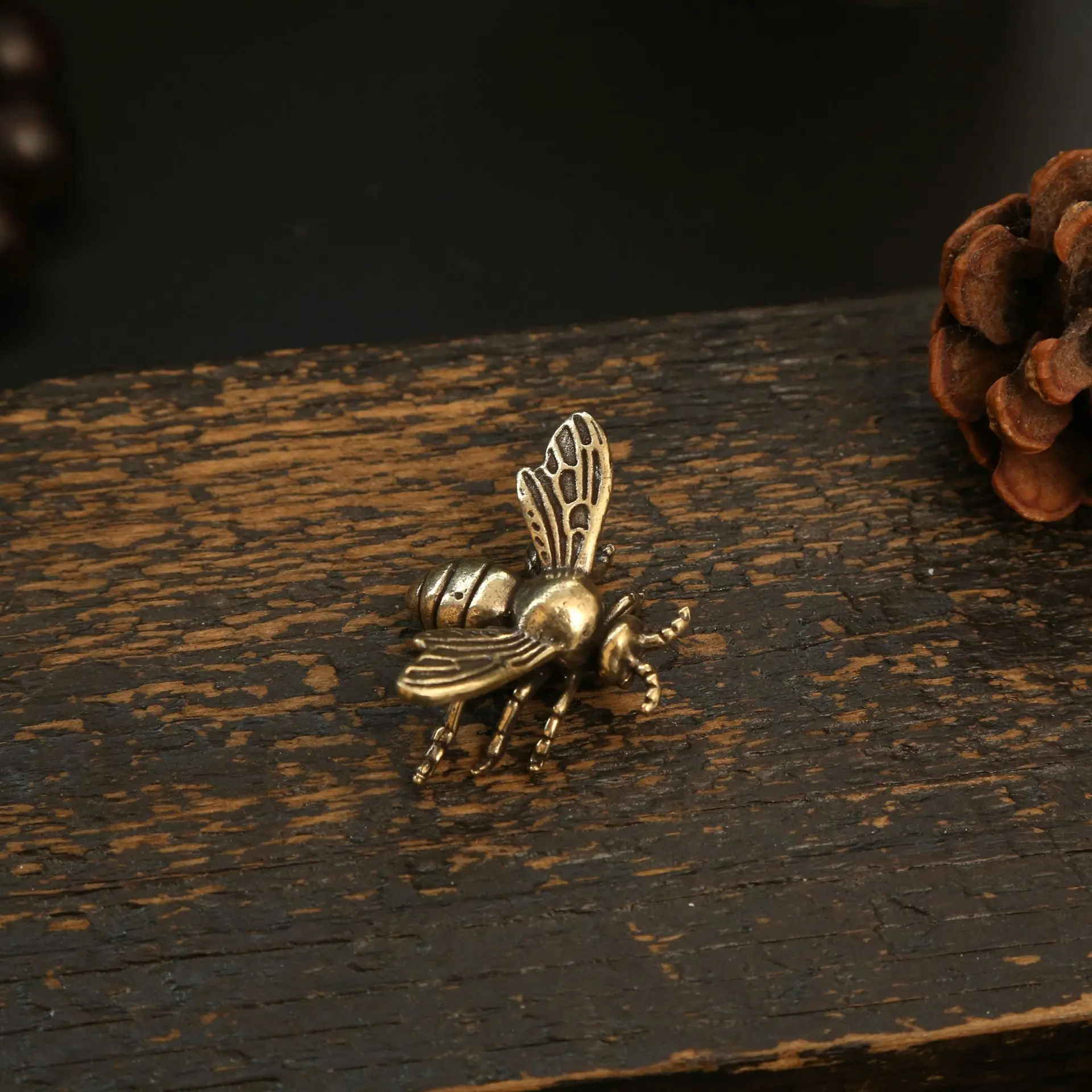 Vintage Brass Bee Ornament, Rustic Farmhouse Style, Handcast Metal Craft, Desktop Decor, Gift for Bee Enthusiasts, Detailed Metalwork, Desktop Ornaments, Animal Decorations