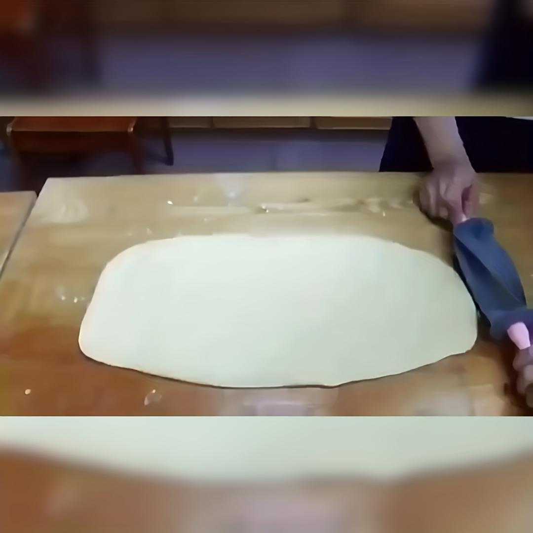 A Multifunctional Dough Roller And Cutter for Making Homemade Croissants And Pastries - The Plastic Blade Cuts Easily, Making It Perfect for Fresh Baked Goods And Homemade Pastry Preparation