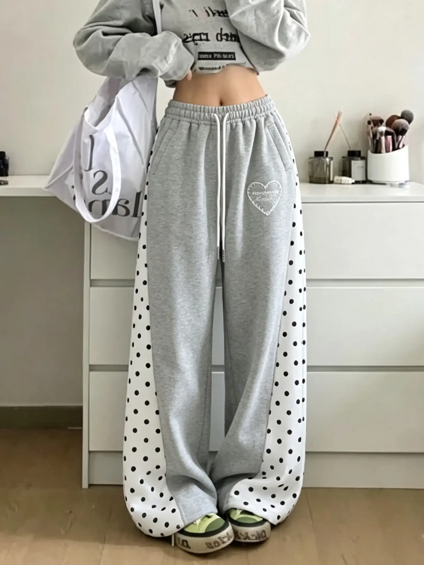 Women’s Heart Embroidery Polka Dot Panel Wide Leg Sweatpants, Y2K Sweet Casual Loungewear Trousers, Elastic Drawstring High Waist Design, Side Polka Dot Splicing Details, Cute Heart Chest Embroidery, Floor-Length Flowy Loose Fit, Deep Side Pockets For Dai